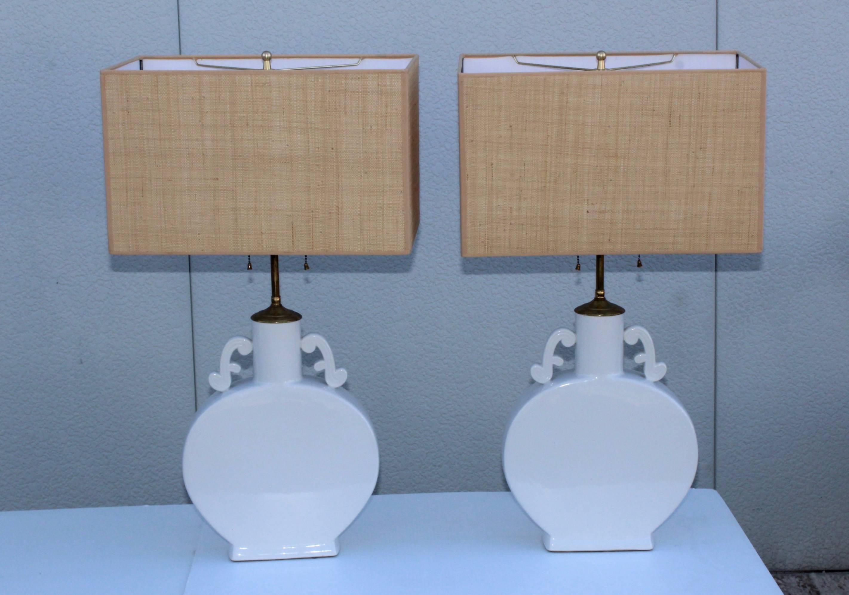 Lampes de table Blanc De Chine des années 1960 avec quincaillerie en laiton.
Les lampes ont été recâblées par des professionnels et sont prêtes à l'emploi.

Nuances pour la photographie uniquement.