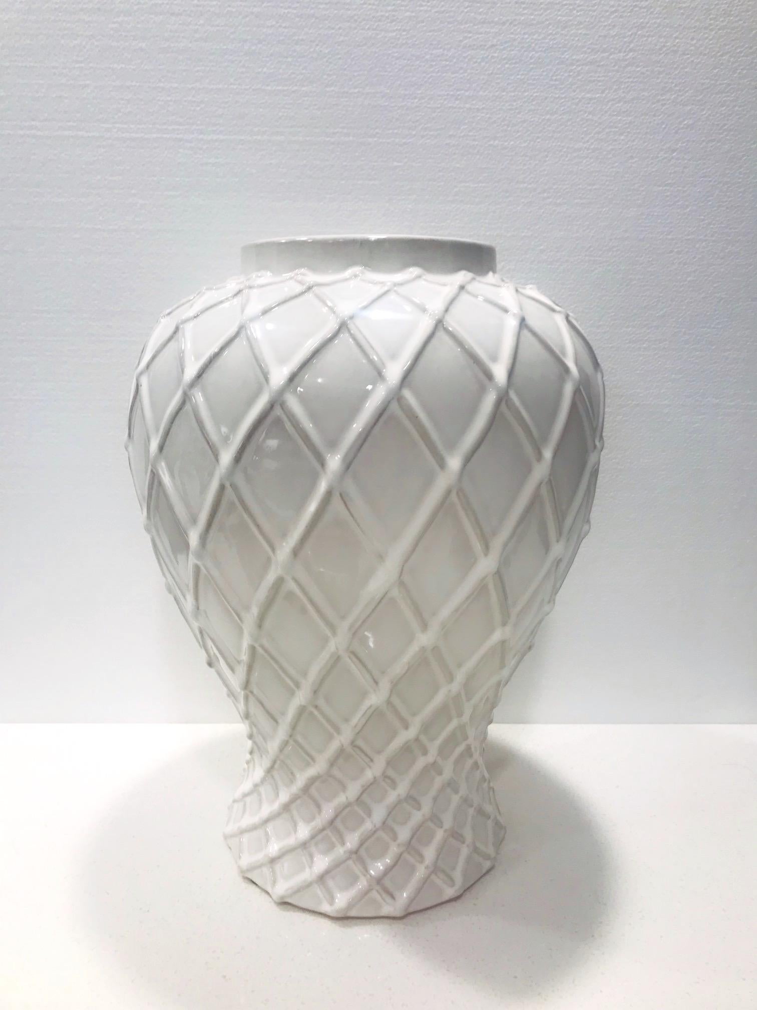 Blanc de Chine White Ginger Jar with Chippendale Lattice Design, Italy, 1990s In Excellent Condition In Fort Lauderdale, FL