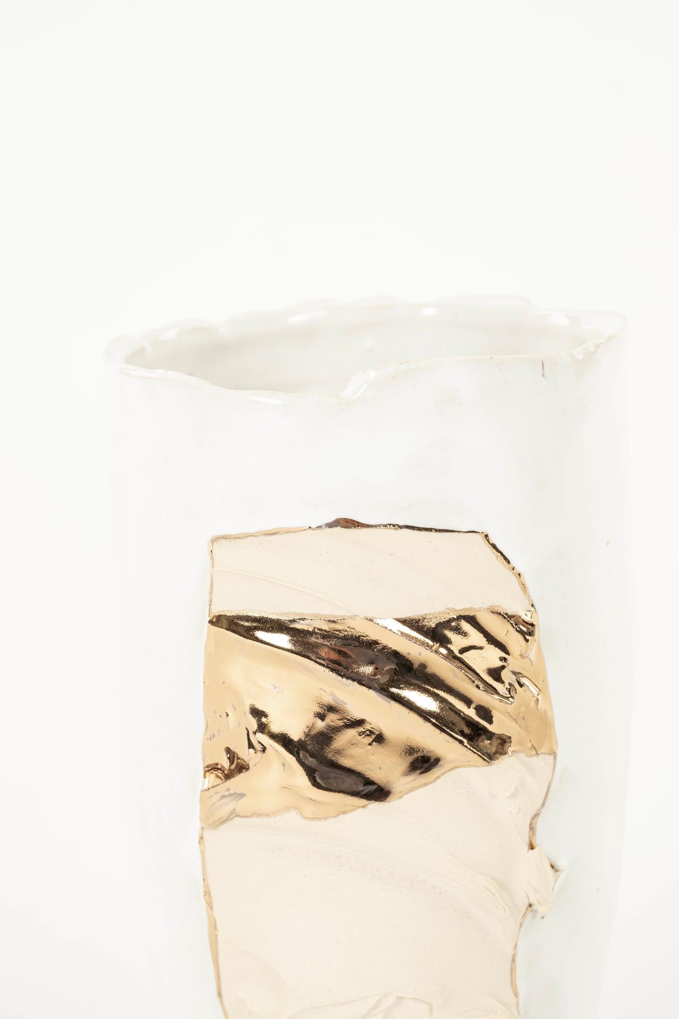 Handgedrehte, weiß glasierte Porzellanvase mit 24-karätiger Feuervergoldung.
Nordamerika, 21. C
Chase Gamblin

Chase Gamblin ist ein Künstler, der hauptsächlich mit Keramik arbeitet. Derzeit ist er akademischer Spezialist und Studio-Koordinator für