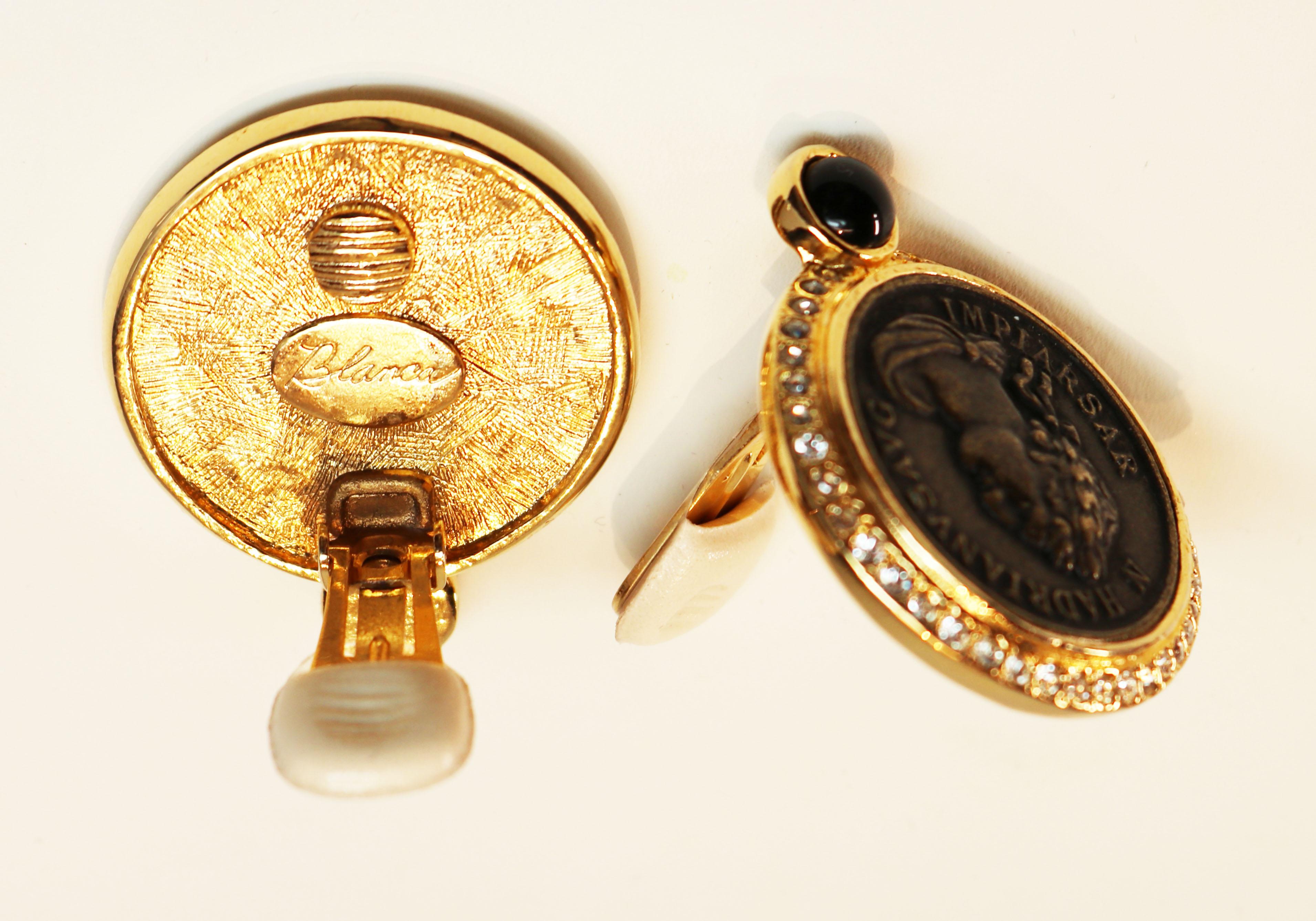 Blanca Greek Revival Medallion Cameo Clip-on Earrings für Damen oder Herren im Angebot