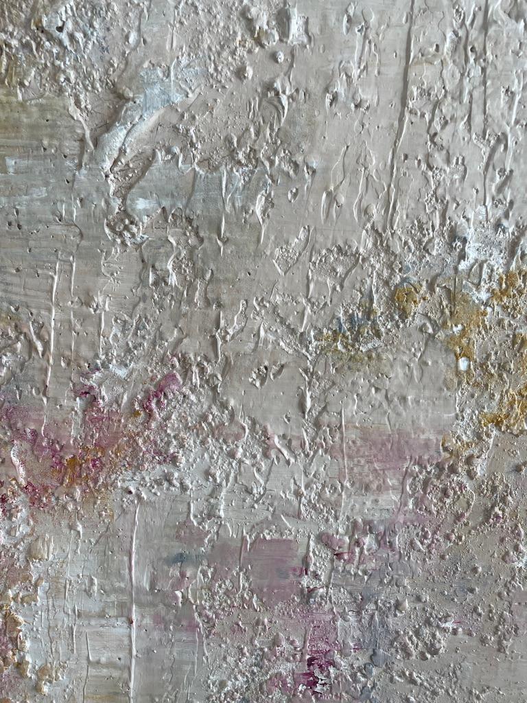En esta pintura textural a gran escala, destaco la presencia de texturas y relieves. He utilizado una paleta de tonos cálidos y terrosos que me recuerdan a los paisajes desgastados por el tiempo: ésa fue mi inspiración al crear esta pieza abstracta.