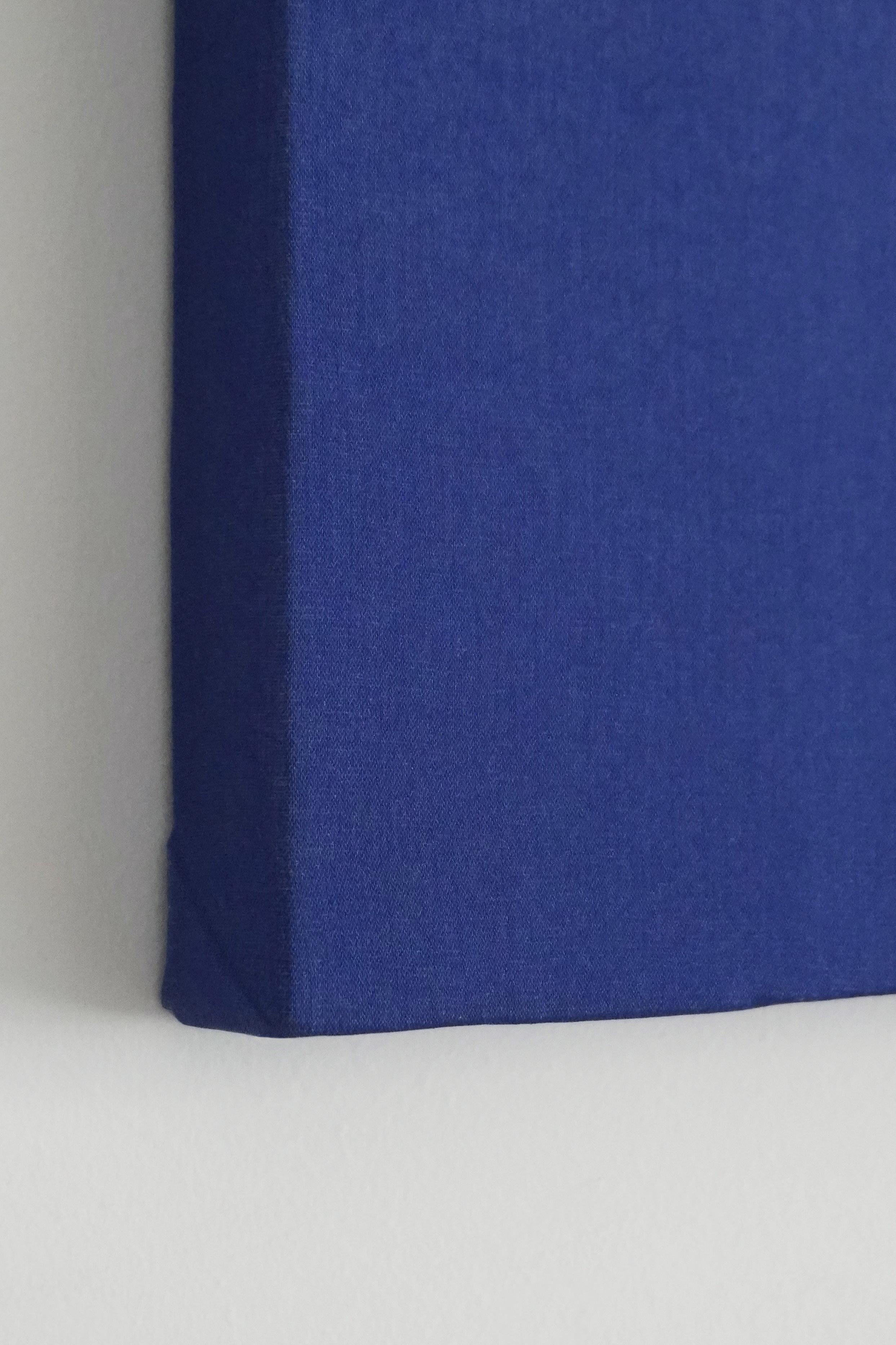 Minimale geometrische abstrakte Komposition in Blau und Neutraltönen von Blanca Nieto im Angebot 1