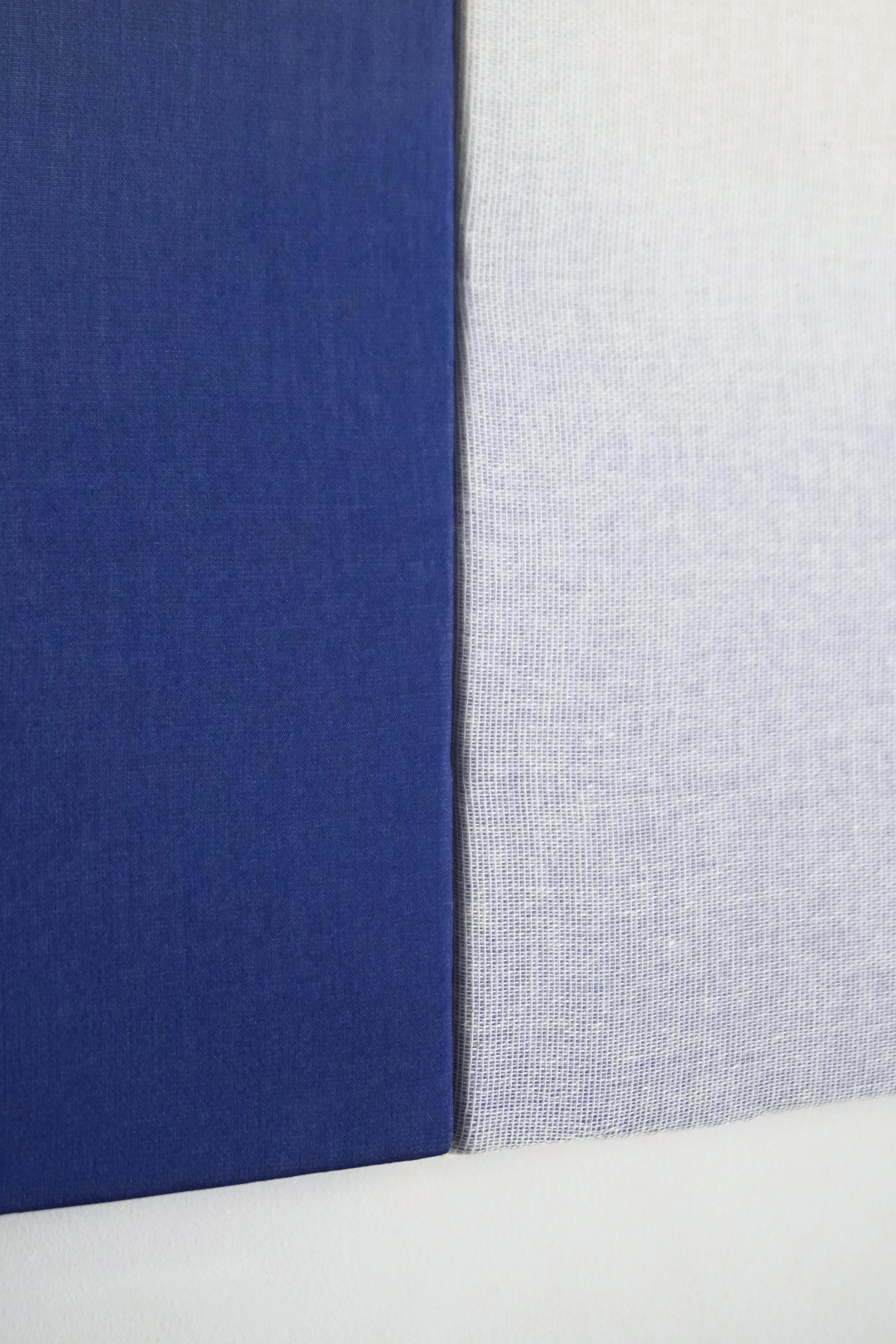 Minimale geometrische abstrakte Komposition in Blau und Neutraltönen von Blanca Nieto im Angebot 2