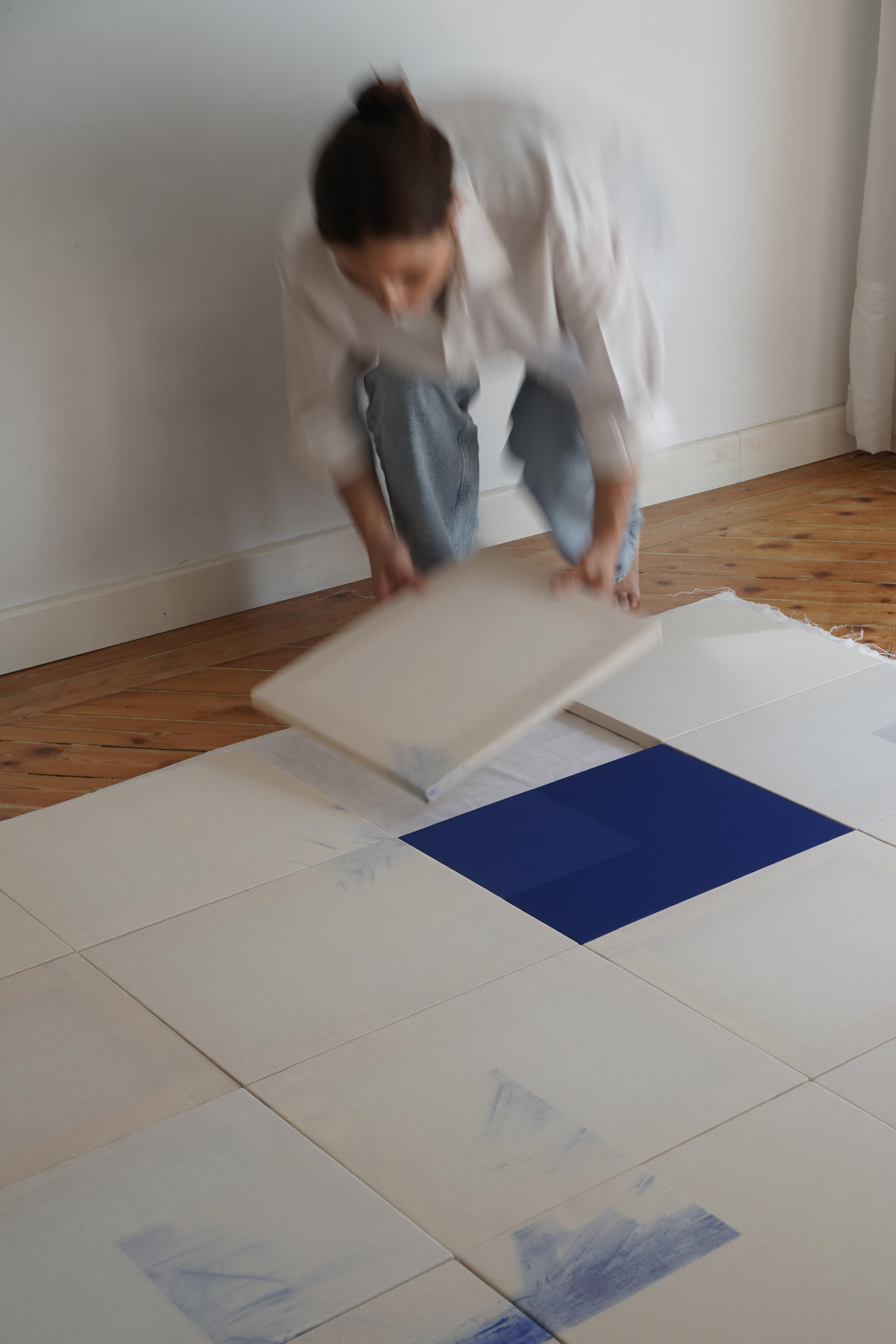 Minimale geometrische abstrakte Komposition in Blau und Neutraltönen von Blanca Nieto im Angebot 6