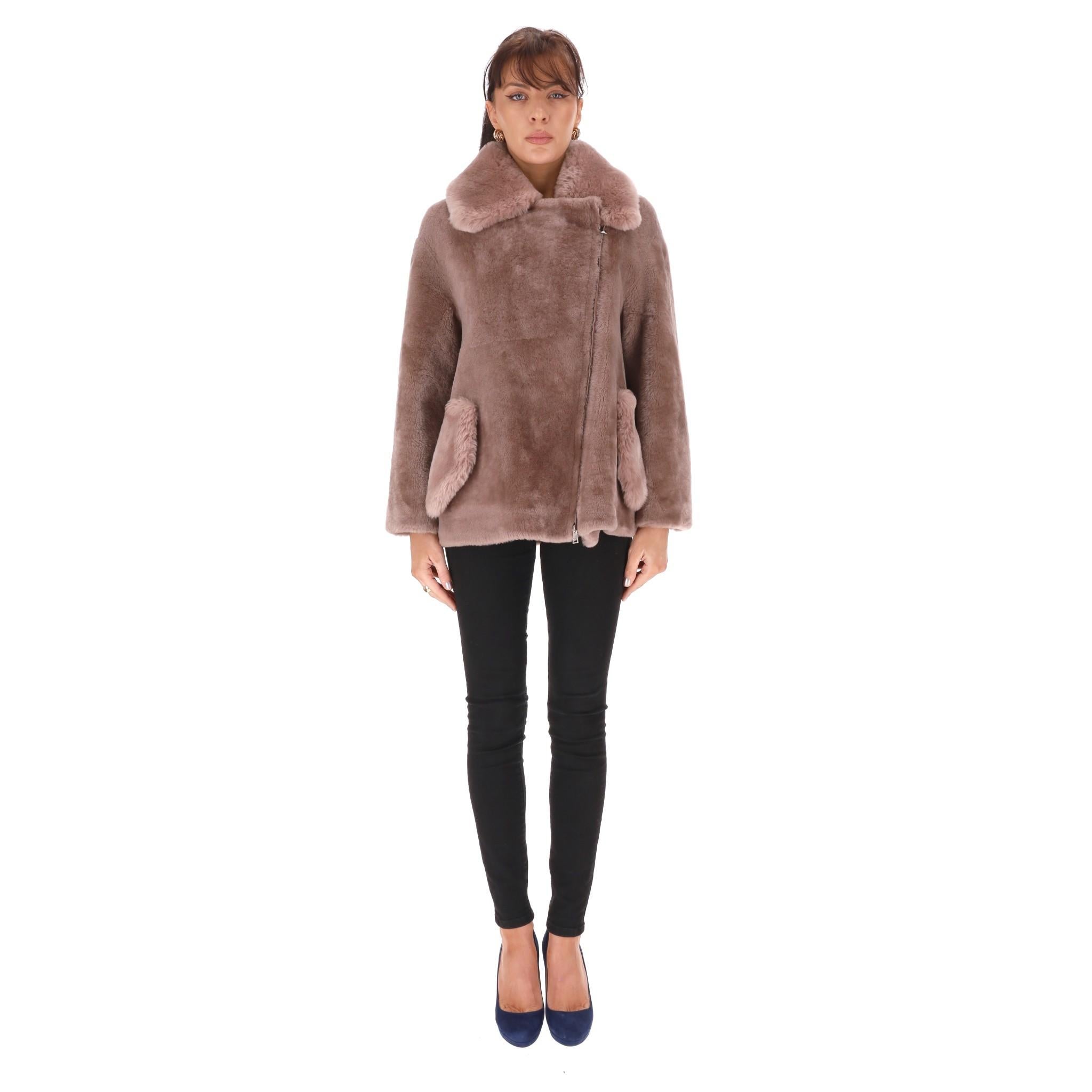Coates in pelle di pecora Blancha

Cappotto Pinky beige di manifattura italiana realizzato in shearling felpato.

Caratterizzato da colletto oversize e tasche laterali con patta, presenta una chiusura a zip asimmetrica.

Con interni in pelle di