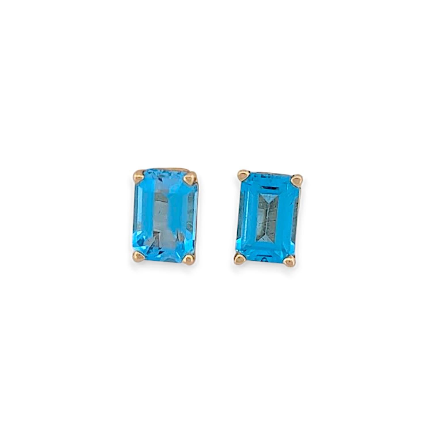 Añade un toque de color a tu colección con los pendientes Bernadette de topacio azul de 0,23 qt. Estos impresionantes pendientes presentan vibrantes gemas de topacio azul, con un total de 0,23 quilates, bellamente engastadas en una garra de plata de