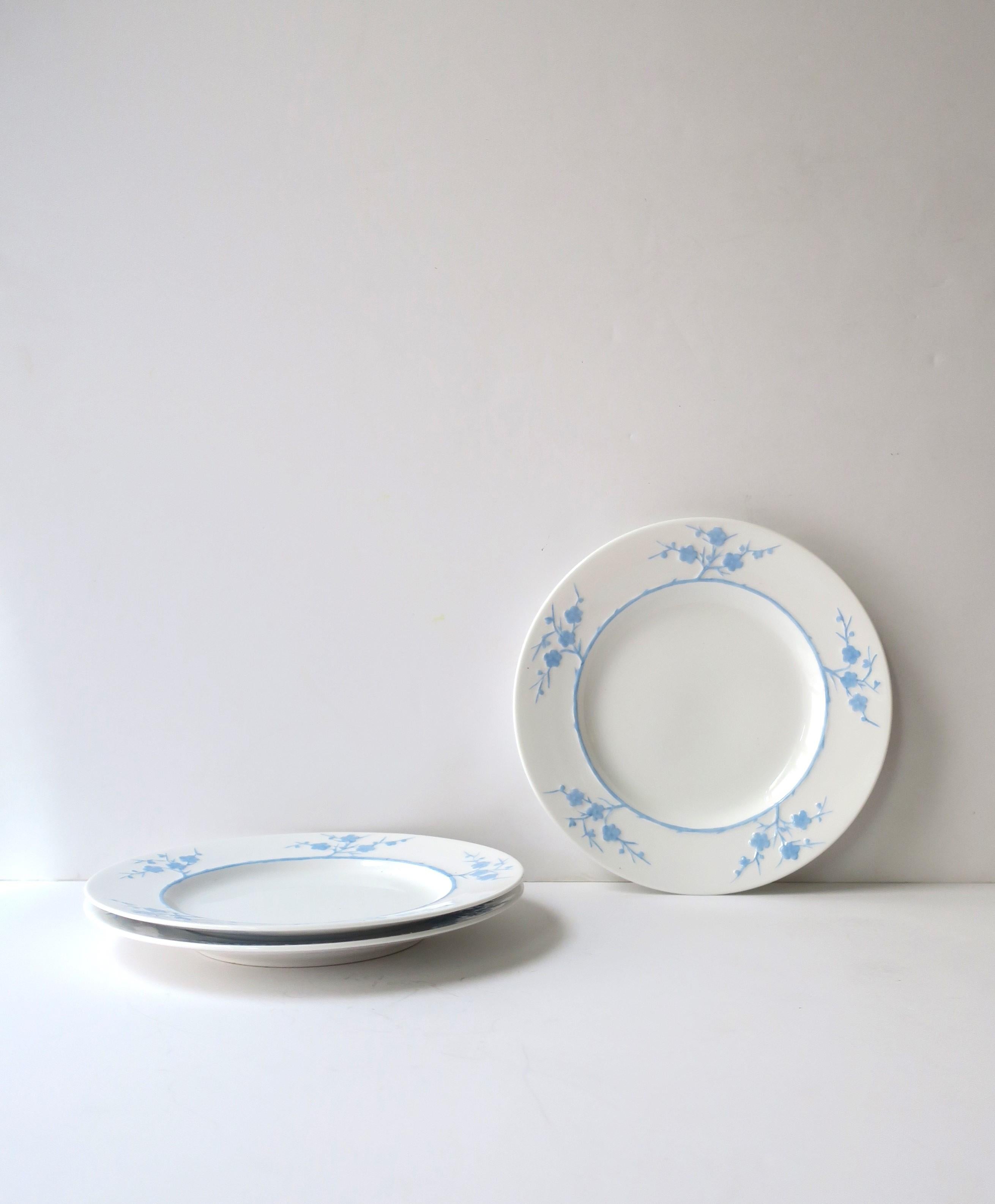 Un magnifique ensemble de trois (3) assiettes en porcelaine Blanche de Chine blanche et bleu clair 'Geisha' par Spode Copeland, vers le 20ème siècle, Angleterre. Avec la marque du fabricant et numérotée sur la face inférieure, comme le montrent les