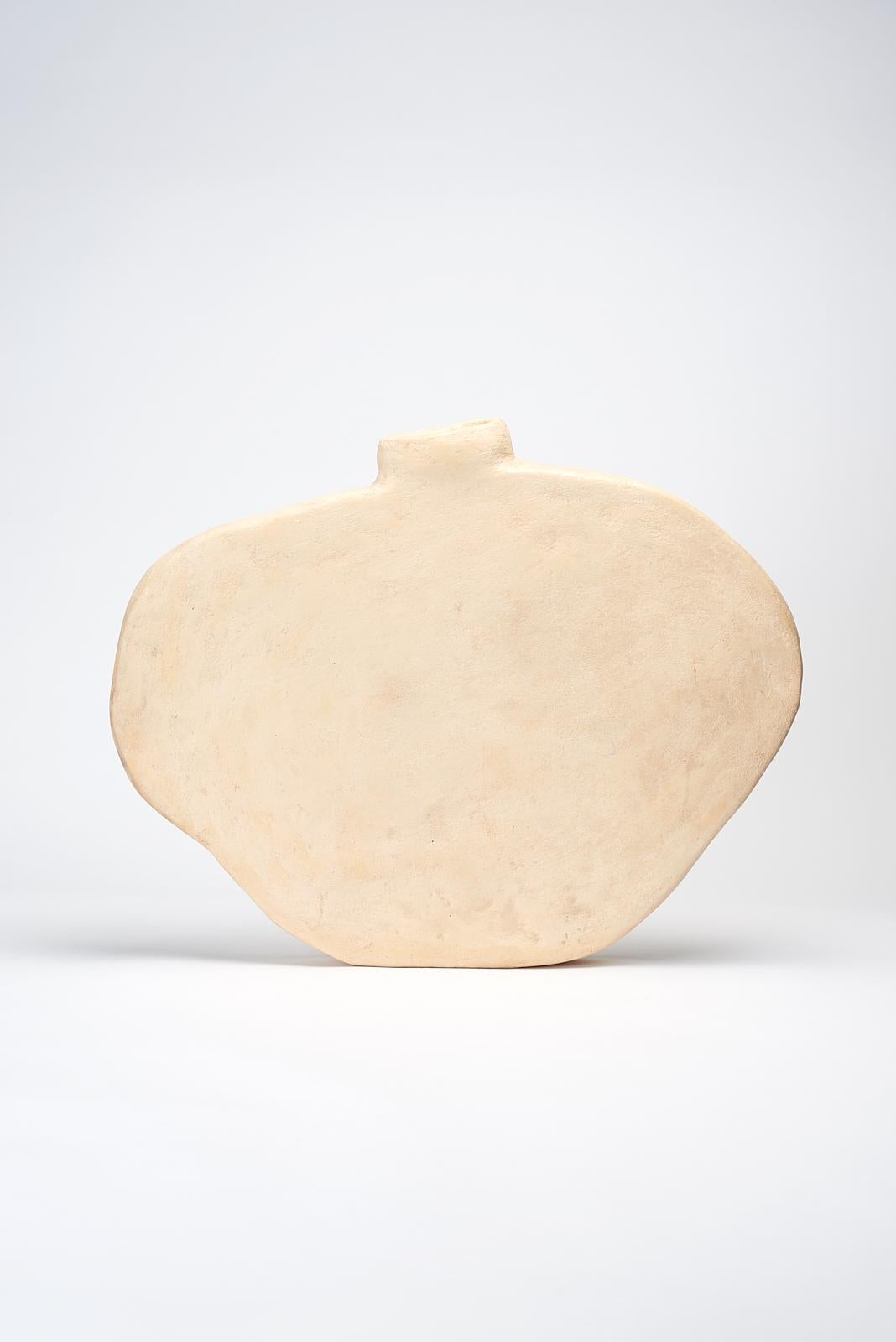 Blanco-Vase von Willem Van Hooff
Kerngefäß-Serie
Abmessungen: B 62 x T 10 x H 53 cm (Die Abmessungen können variieren, da es sich um handgefertigte Stücke handelt, die leichte Größenabweichungen aufweisen können)
MATERIALIEN: Steingut, Keramik,