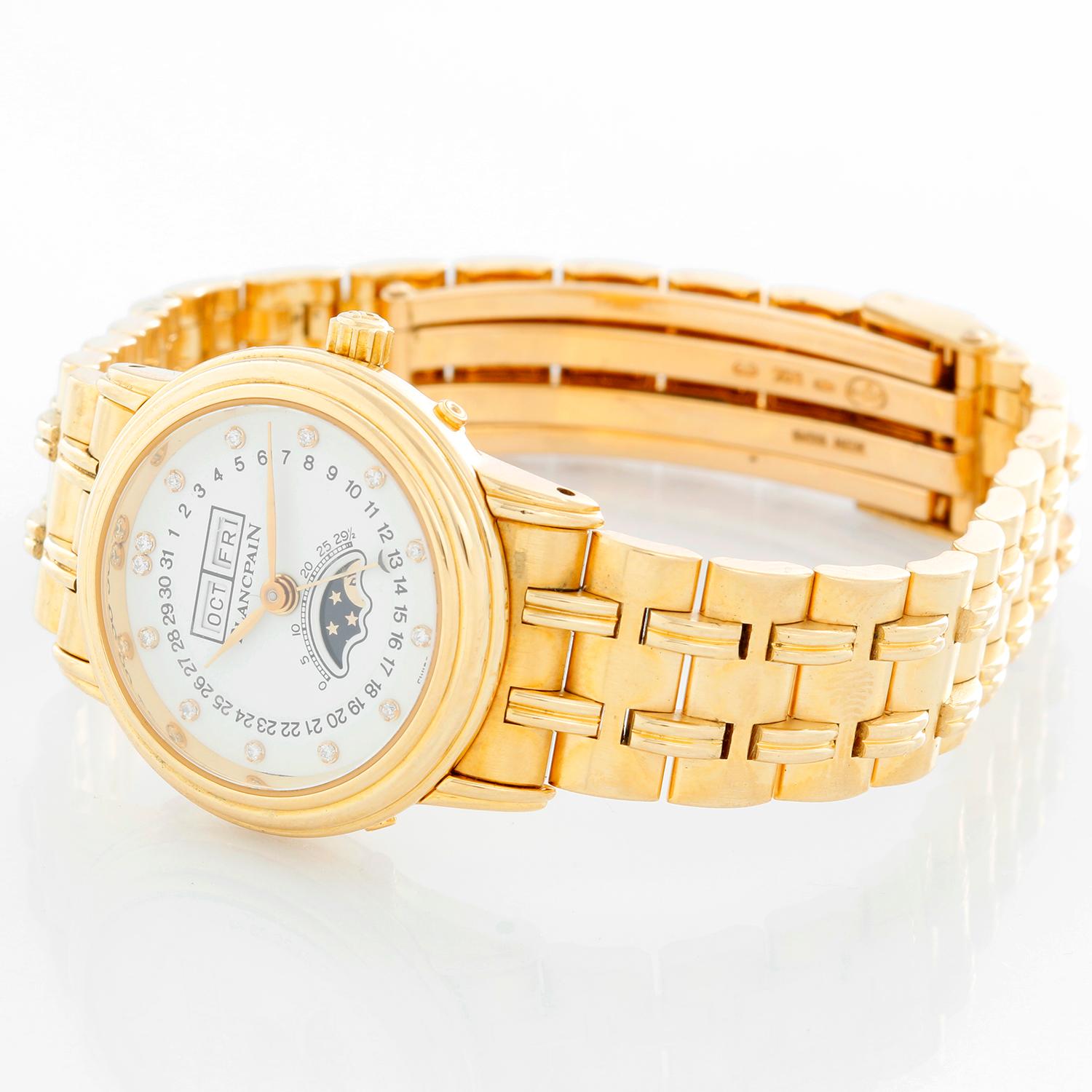 Blancpain 18K Gelbgold Villeret Moonphase Damenuhr - Automatik. 18K Gelbgold ( 26 mm). Weißes Zifferblatt mit Mondphase und Vollkalender-Komplikationen. 18K Gelbgold Armband; passt bis zu einem 6 Zoll Handgelenk. Aus Vorbesitz mit Blancpain-Box.
