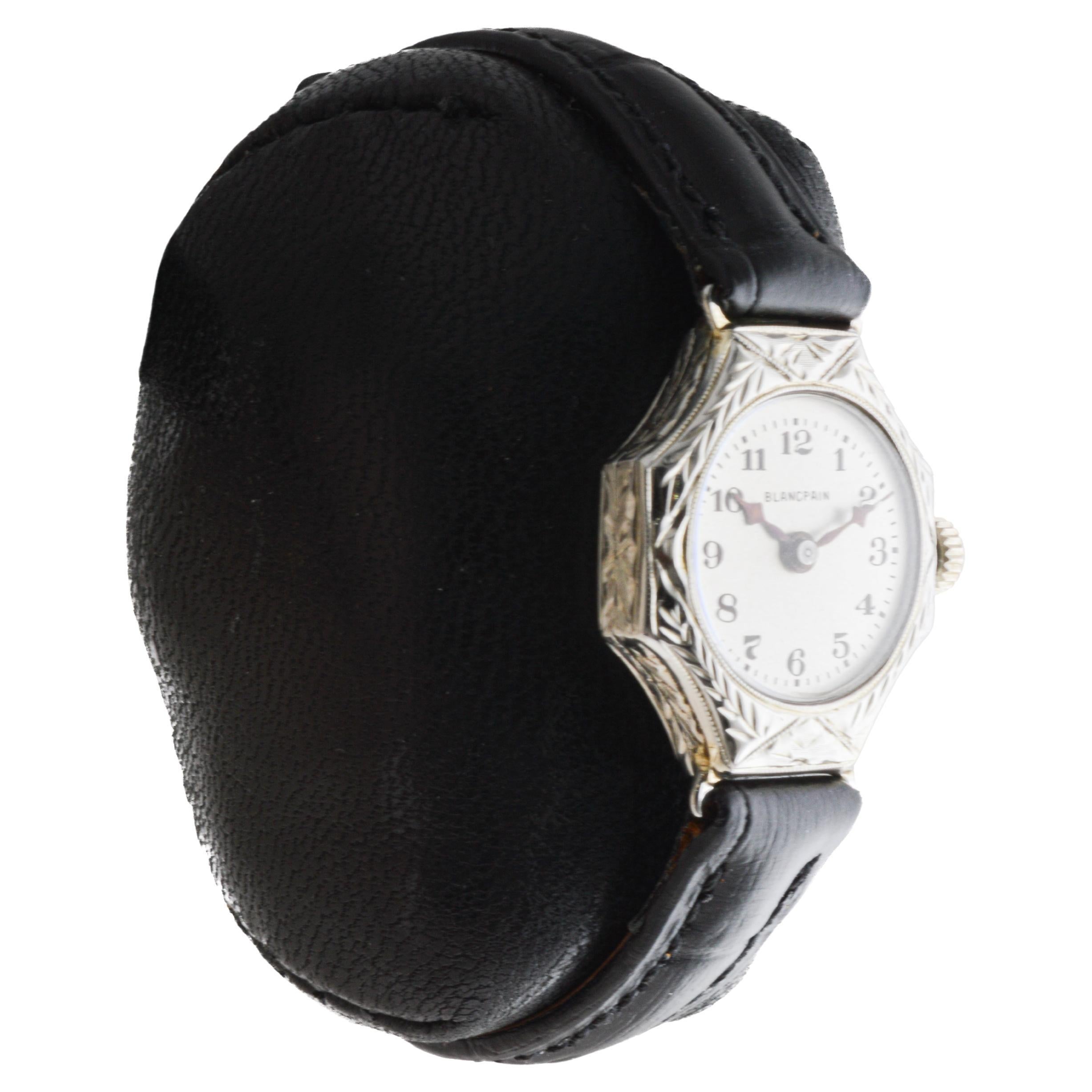FABRIK / HAUS: A. LeCoultre / Blancpain
STIL / REFERENZ: Art Deco
METALL / MATERIAL: 18Kt Massiv Weißgold
CIRCA / JAHR: 1920er Jahre
ABMESSUNGEN / GRÖSSE: Länge 30mm X Durchmesser 21mm
UHRWERK/KALIBER:  Aufzug / 15 Jewels / Kaliber A.