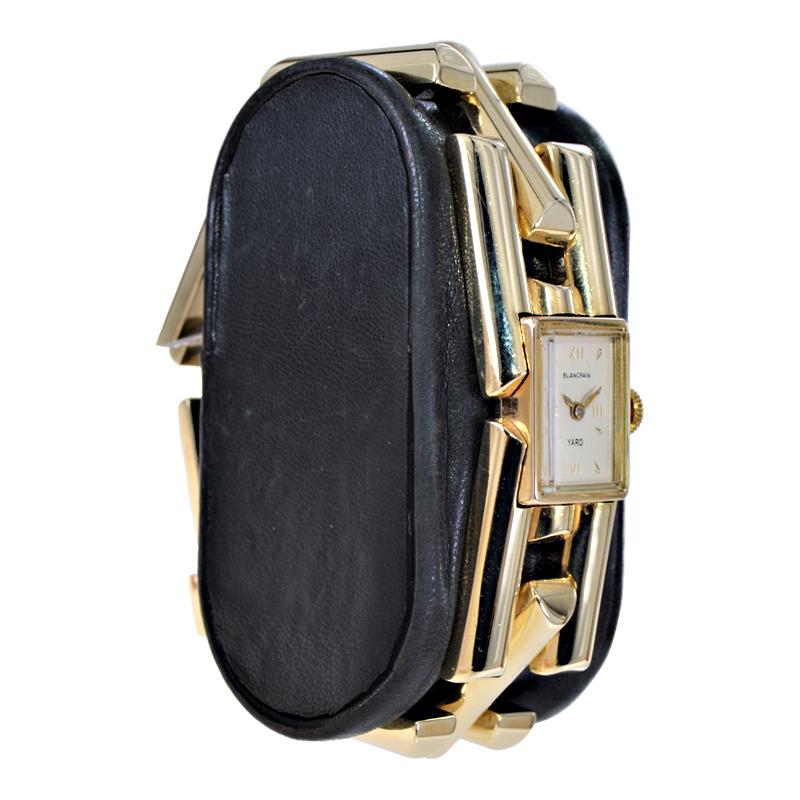 FABRIK / HAUS: Blancpain Uhrenfabrik
STIL / REFERENZ: Offenes Gliederarmband 
METALL / MATERIAL: 14Kt. Gelbgold 
ABMESSUNGEN: Länge 18mm X Breite 14mm
CIRCA: 1950er Jahre
UHRWERK / KALIBER: Handaufzug / 15 Jewels 
ZIFFERBLATT / ZEIGER: Versilbert