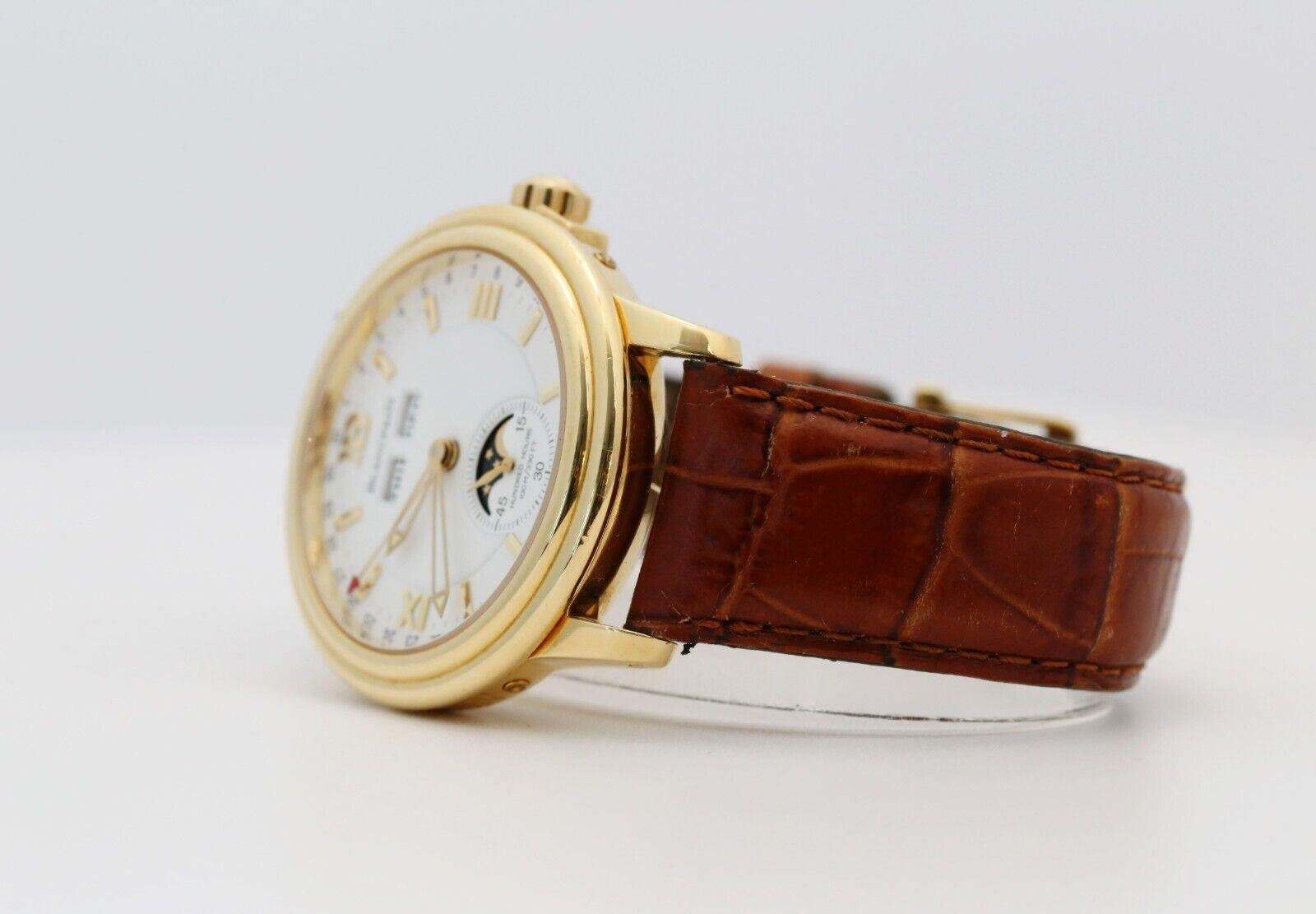 El Blancpain Leman Calendario Completo es un reloj refinado, que encarna la artesanía suiza en una caja de 38 mm de oro amarillo macizo de 18 quilates con acabado pulido. El reloj presenta una esfera blanca adornada con agujas y marcadores dorados,