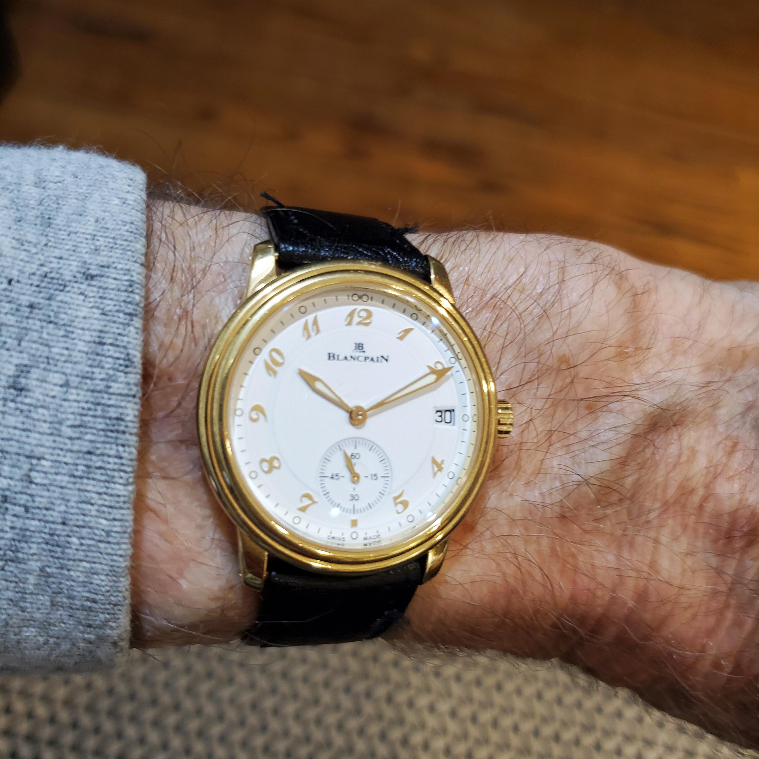 Blancpain Limited Edition Extra Slim Automatic ; avec cadran Breguet en porcelaine.  La montre est fabriquée dans un boîtier en or jaune 18 carats de 36 mm avec verre saphir et trotteuse à 6 heures.  L'étui est doté d'une boucle à double nervure. La