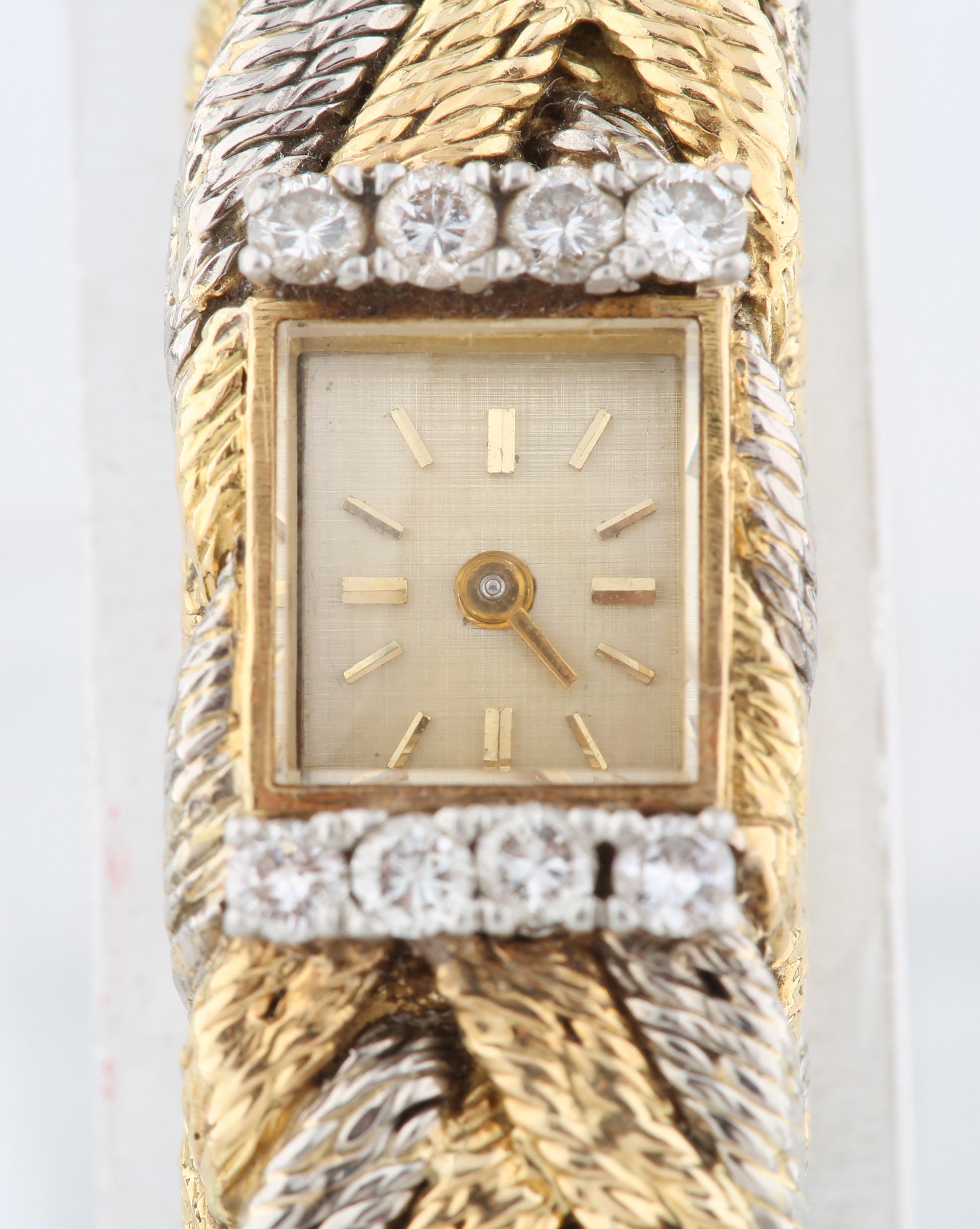 Wunderschönes Armband aus Gold und Platin mit gedrehtem Geflecht und Blancpain-Uhr, mit Diamanten verziert
Hergestellt in Frankreich
Voraussichtliches Herstellungsdatum: 1920's
Metall: 18k Gelbgold und Platin
Edelsteine: 8 Diamanten über und unter