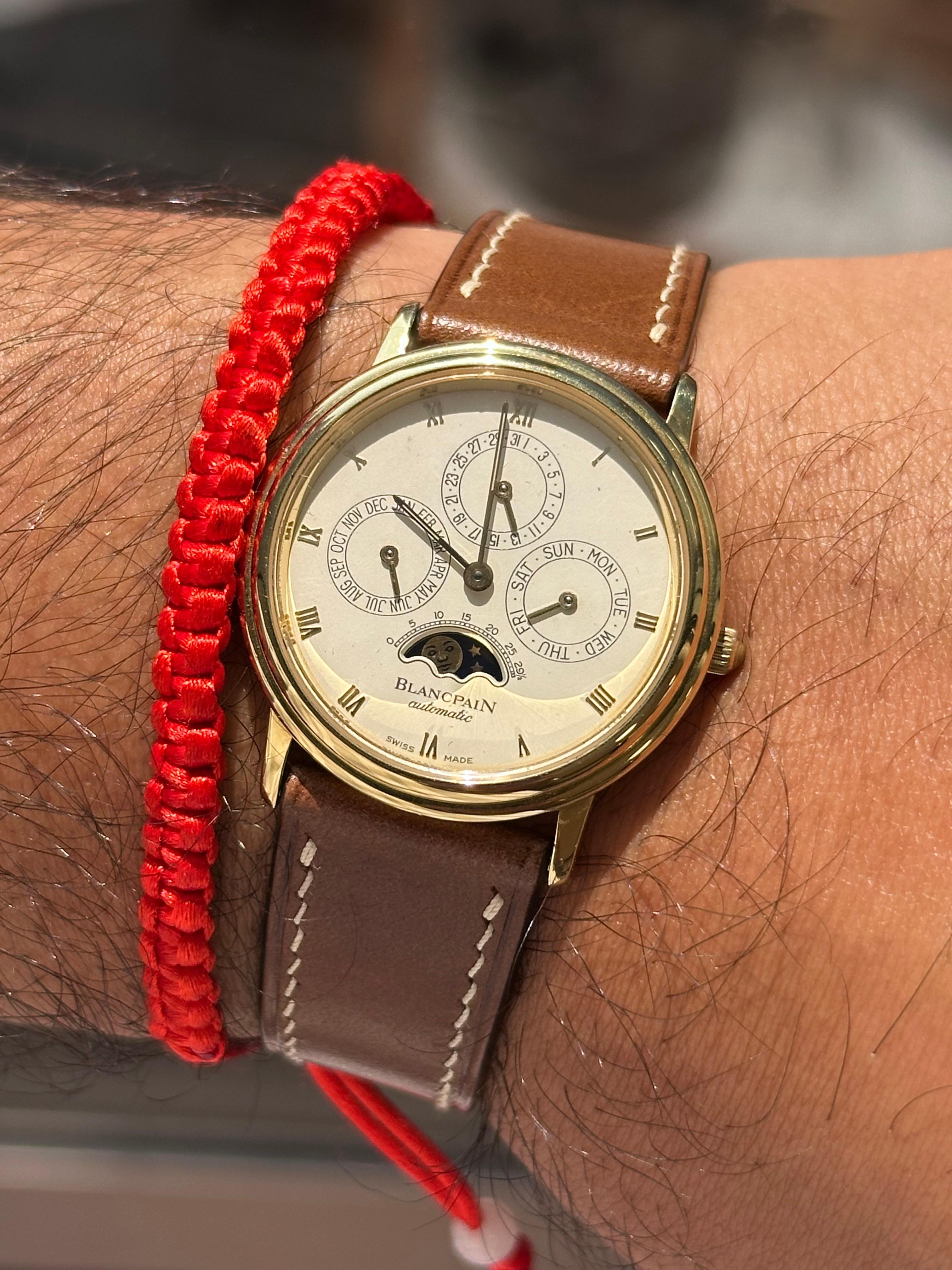 La Blancpain Villeret Annual Complete Calendar 18k Yellow Gold Moonphase 5395 est une montre-bracelet sophistiquée et élégante, fabriquée en or jaune de haute qualité. Doté d'un cadran blanc avec chiffres romains, ce garde-temps dispose d'un