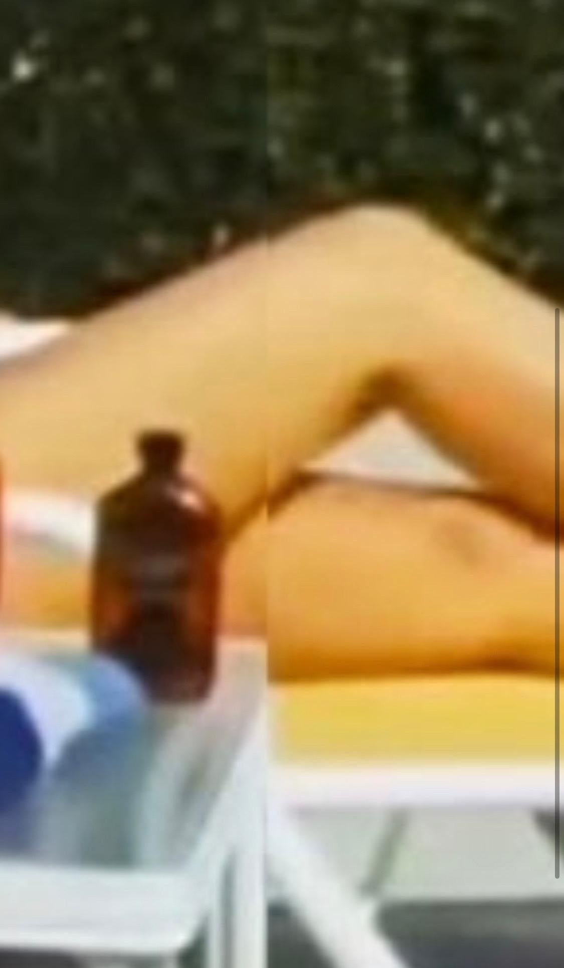Poolside  -    Signiert und nummeriert (Zeitgenössisch), Photograph, von Blank Barbie