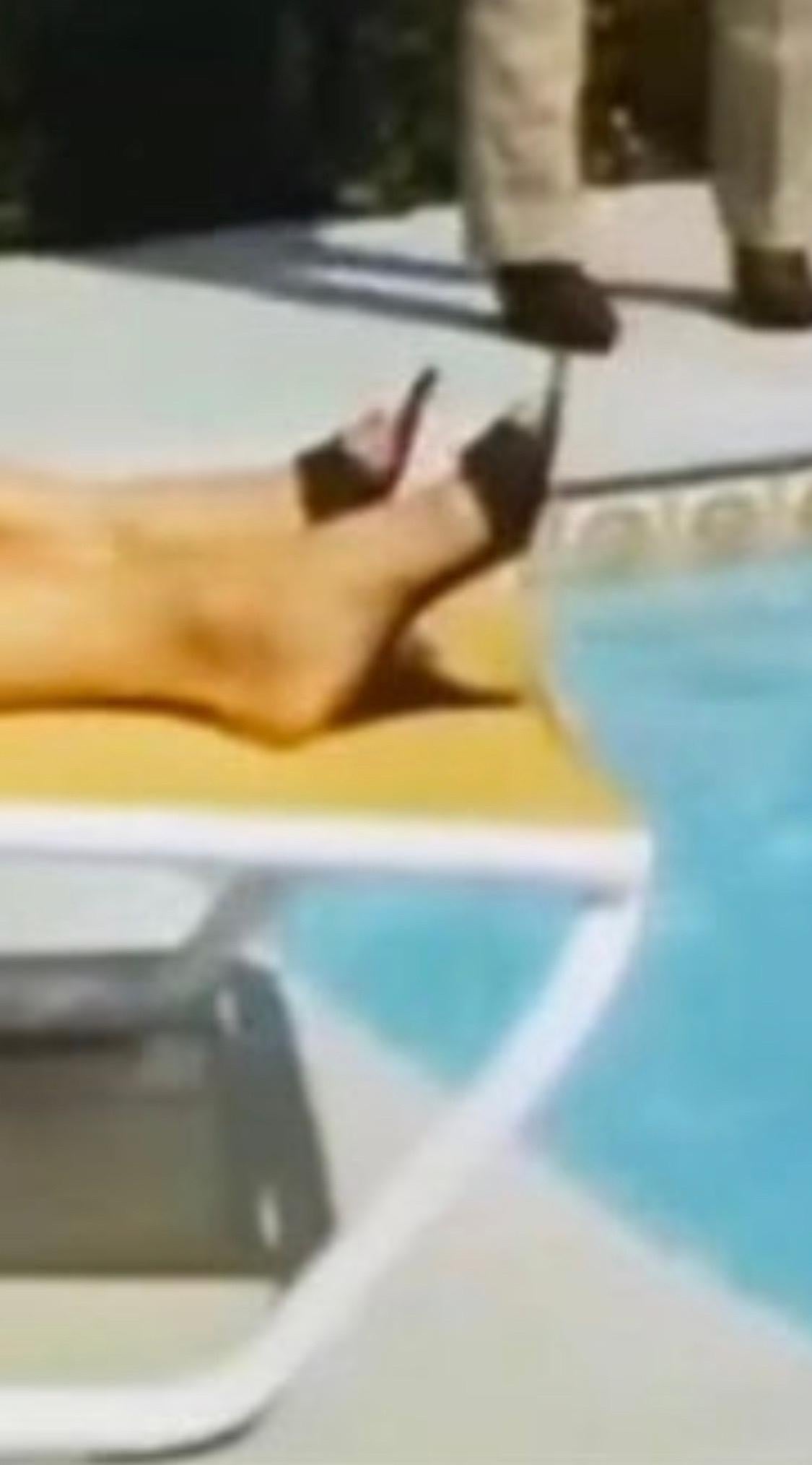 Poolside 

von Blank Barbie

Pop-Art-Kunstwerk eines Paares an einem Swimmingpool.

Papierformat 40x30 Zoll / 101 x 76 cm 

ungerahmt - Rahmung auf Anfrage möglich

Archivierungs-Pigmentdruck

vom Künstler signiert & nummeriert

Limitierte Auflage
