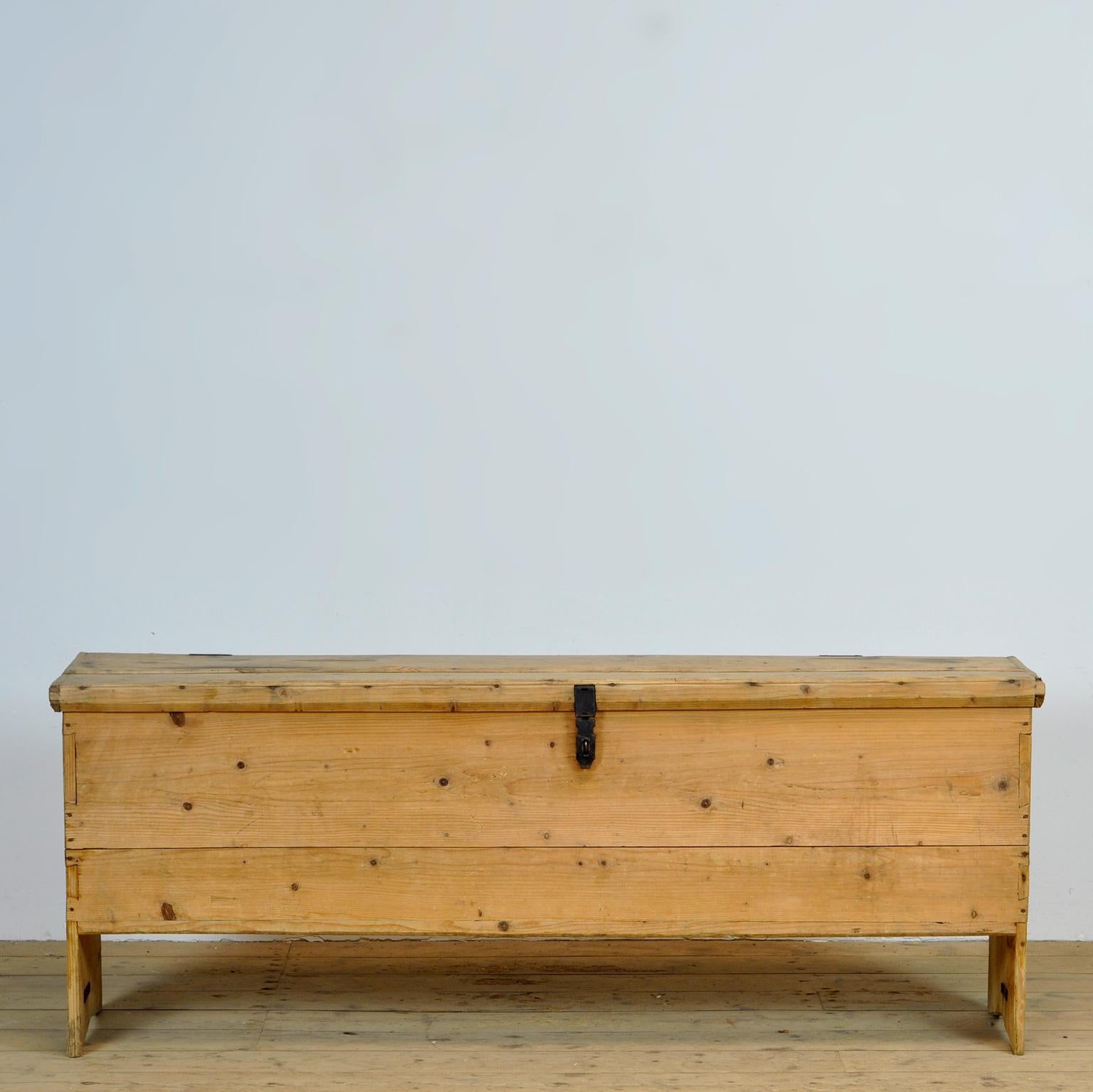 Pine blanket chest from circa 1930. The chest has a simple design but well put together with dovetail joints. To use for storage or for example to put your television on.