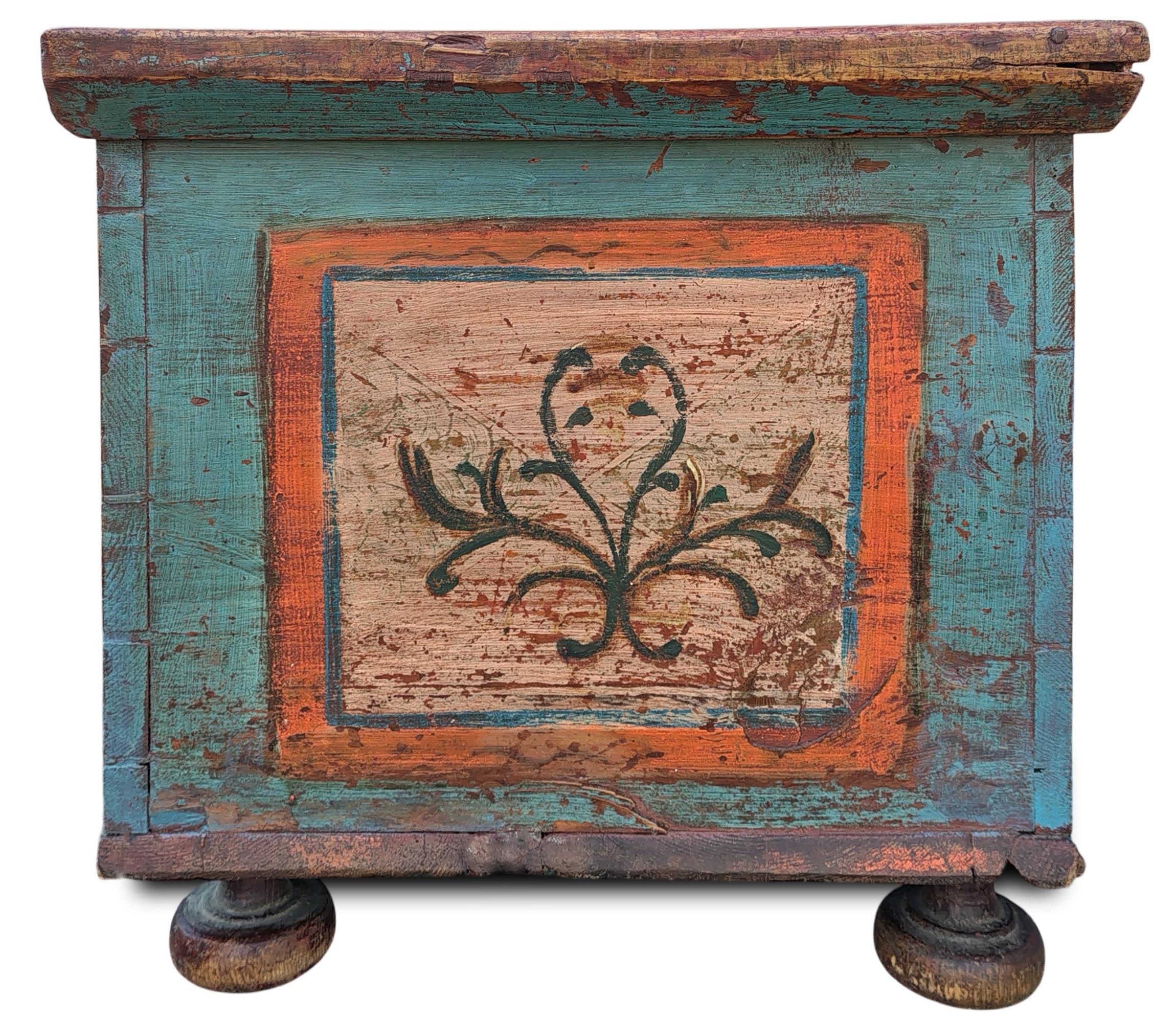Arcón para mantas - Pintado con motivos florales Principios del siglo XIX en venta 2
