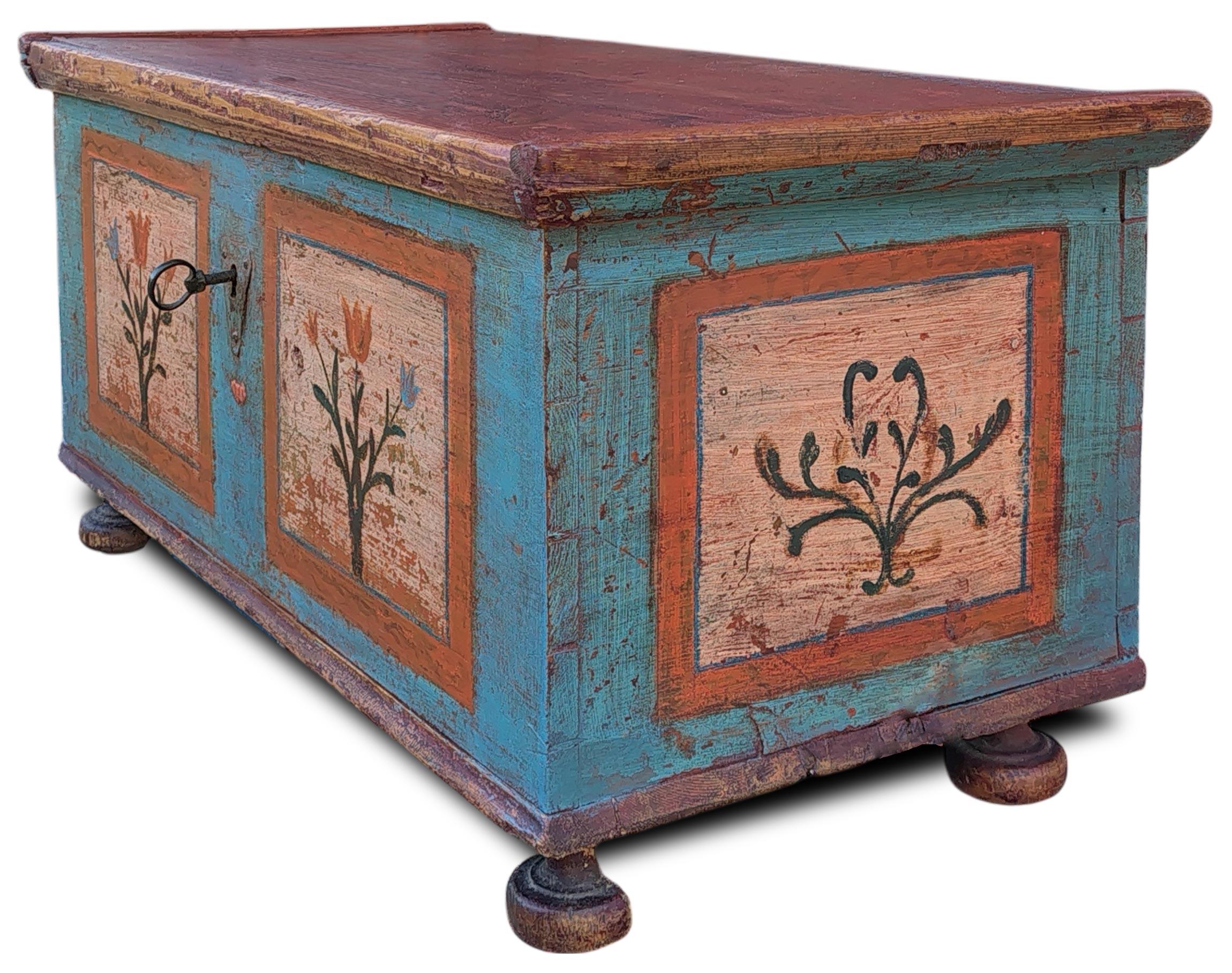 Arcón para mantas - Pintado con motivos florales Principios del siglo XIX Otro en venta