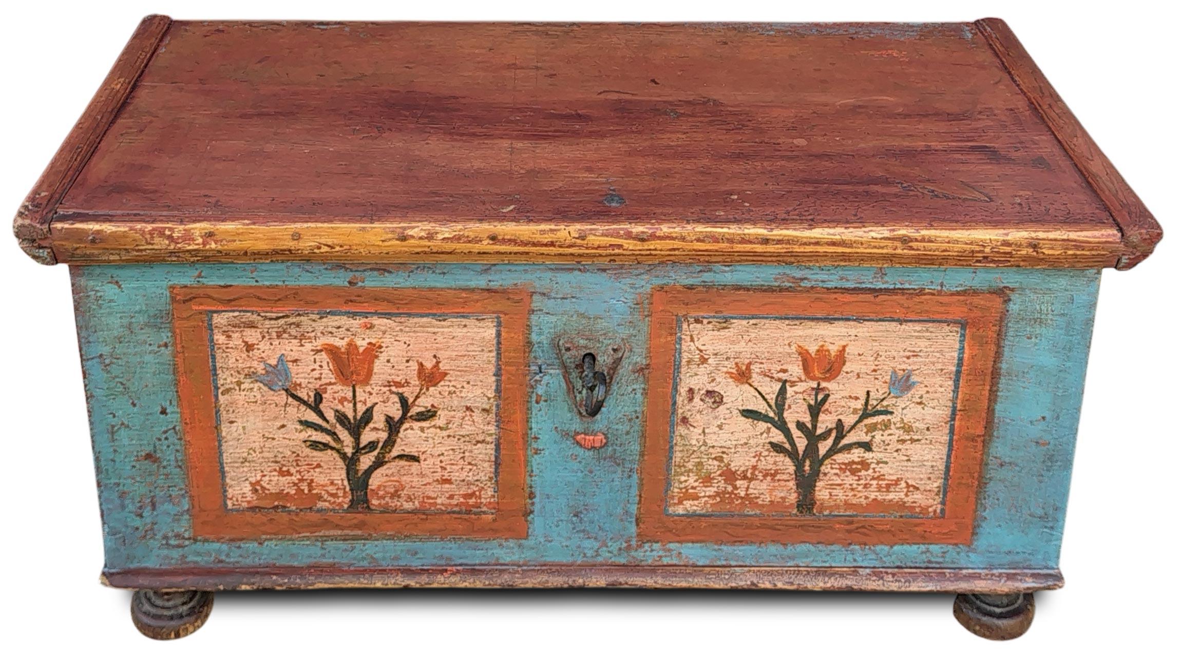 Arcón para mantas - Pintado con motivos florales Principios del siglo XIX Pintado a mano en venta