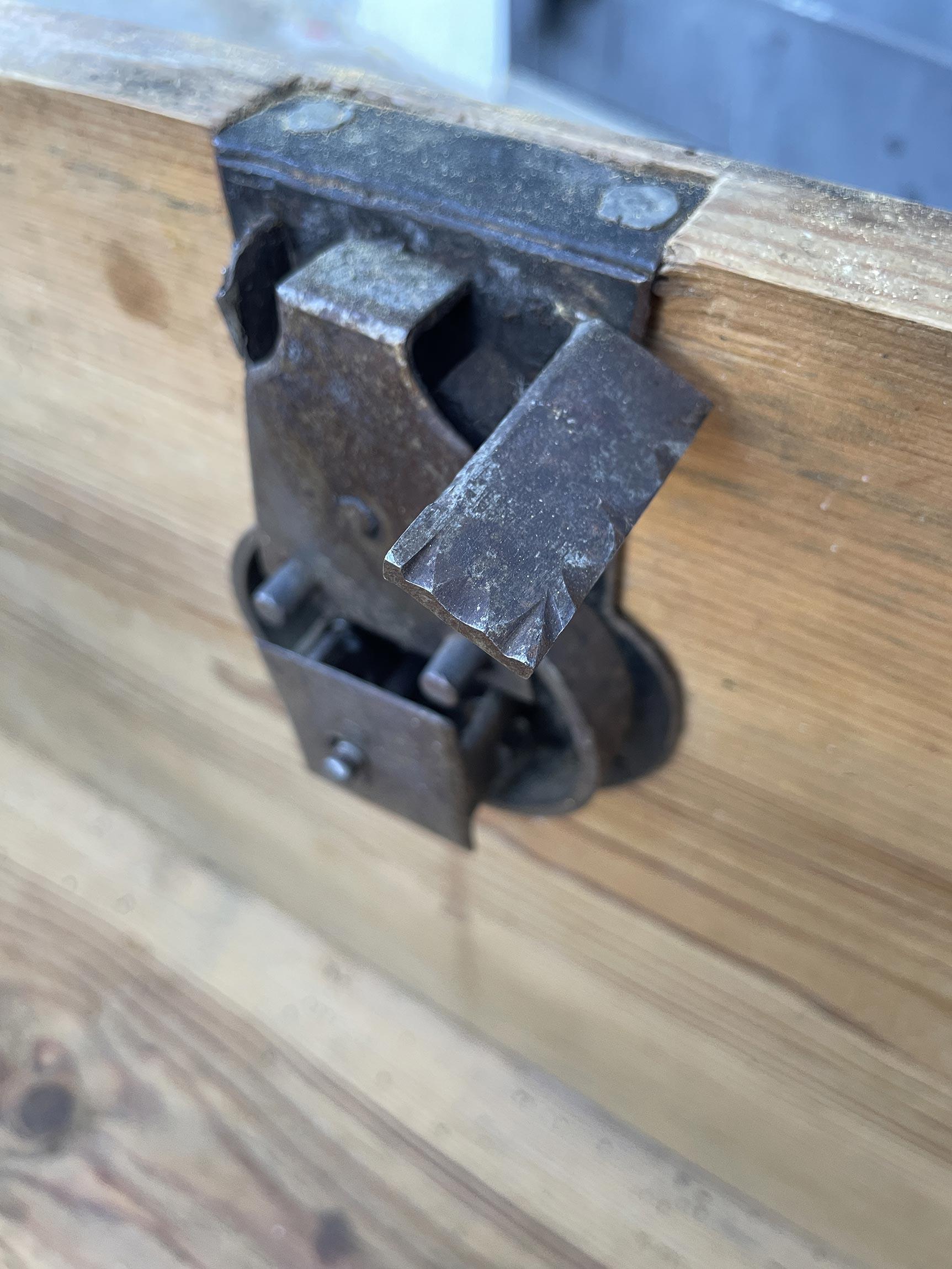 Deckentruhe - Rot Floral Gemalt 1800 im Angebot 3