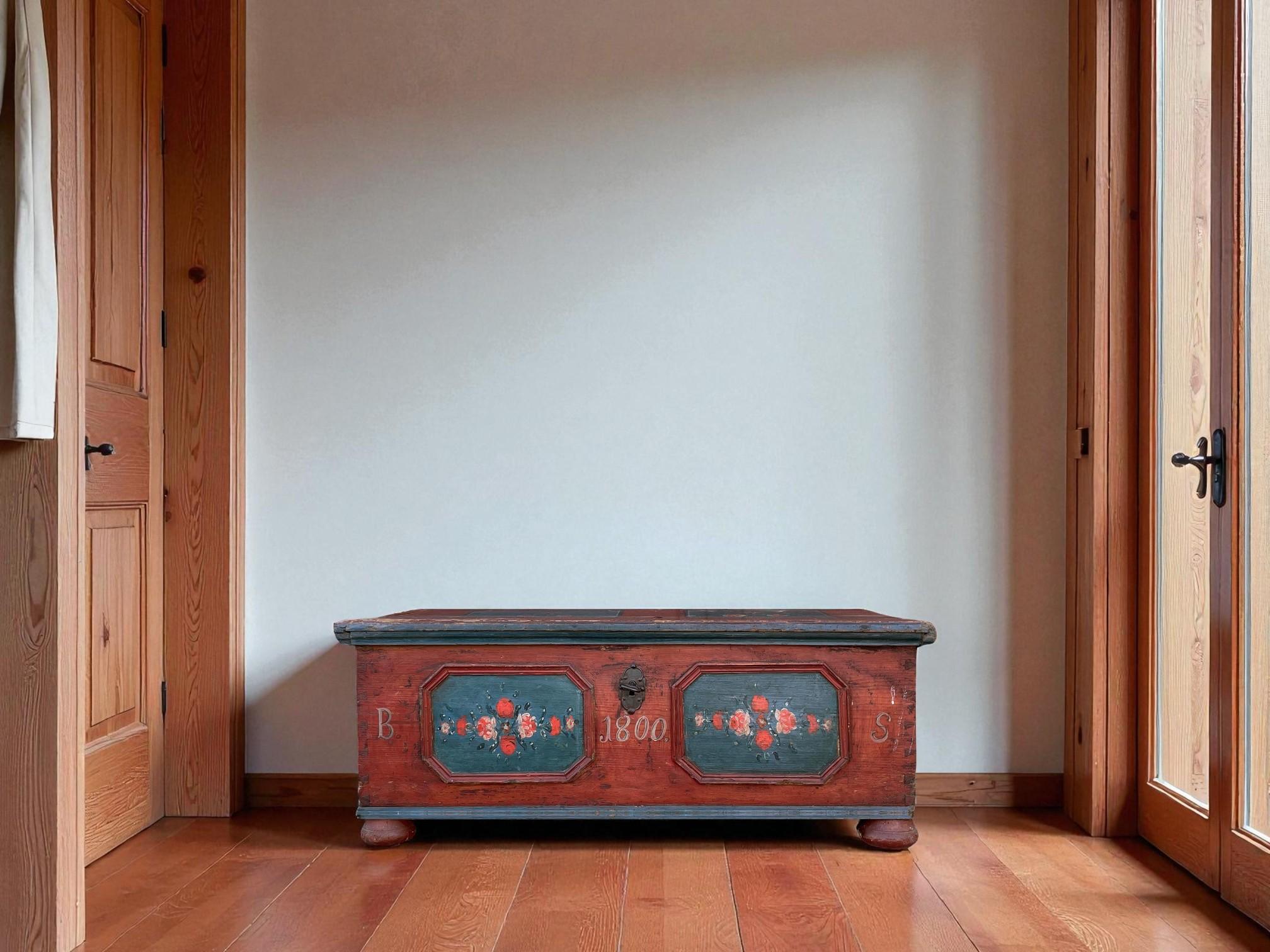 Deckentruhe - Rot Floral Gemalt 1800 (Handbemalt) im Angebot