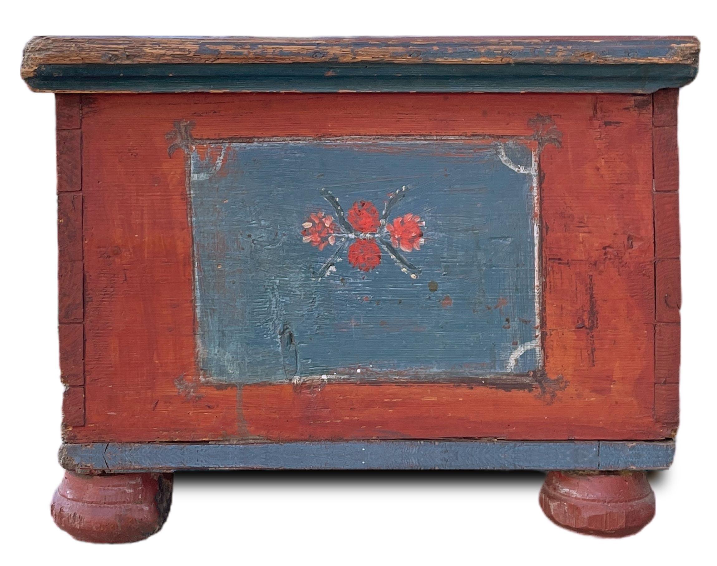 Deckentruhe - Rot Floral Gemalt 1800 (Early 19th Century) im Angebot