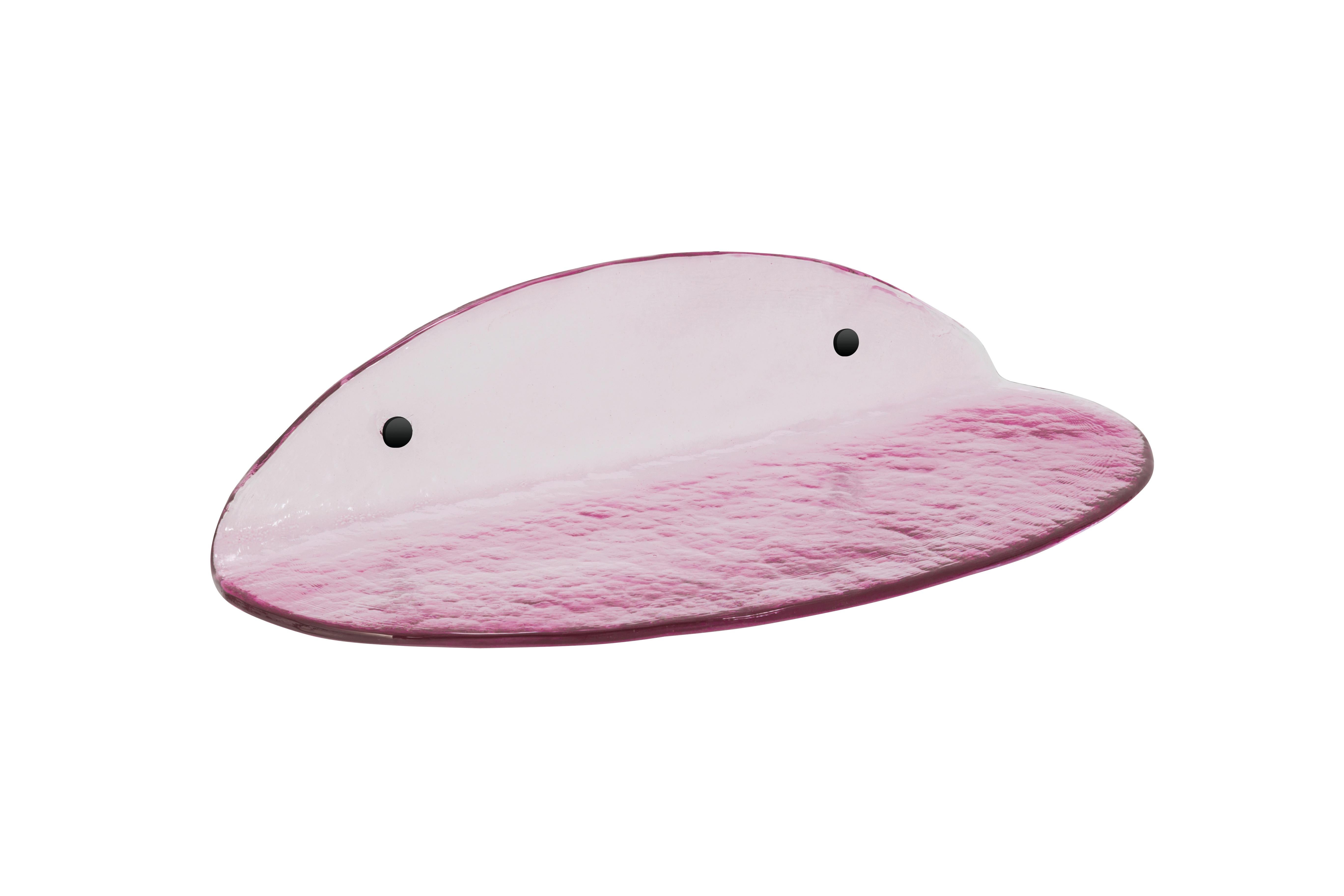 Blash medium rosa Regal von Pulpo.
Abmessungen: T50 x B20 x H11 cm.
MATERIAL: Gussglas.

Auch in verschiedenen Farben erhältlich. 

Das Blash Wandregal aus Gussglas ist mehr ein skulpturales Element als eine Aufbewahrungsmöglichkeit. Es bringt Farbe