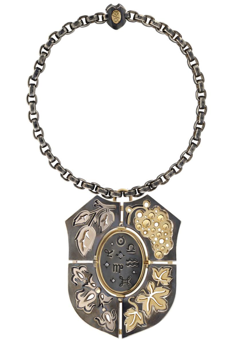 Coat of arms necklace mounted on a patinated silver chain, with a silver and yellow gold clasp engraved with tarot colours. 