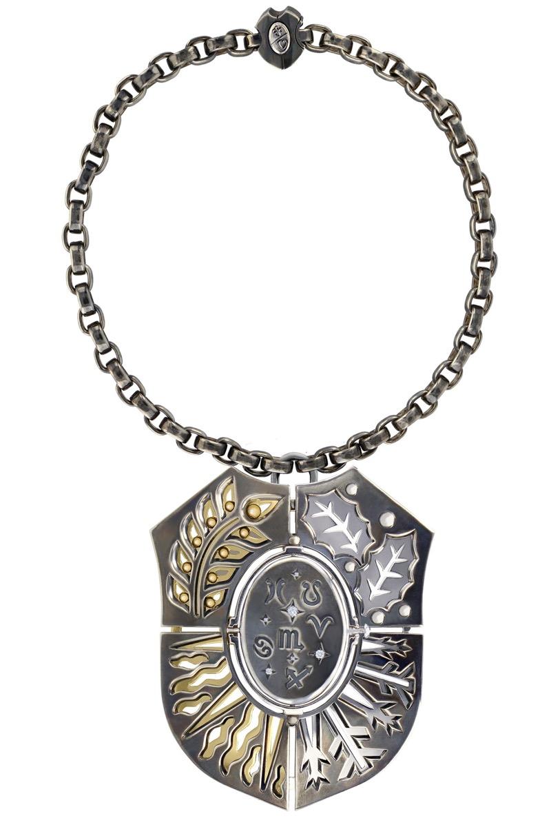 Coat of arms necklace mounted on a patinated silver chain, with a silver and yellow gold clasp engraved with tarot colours. 