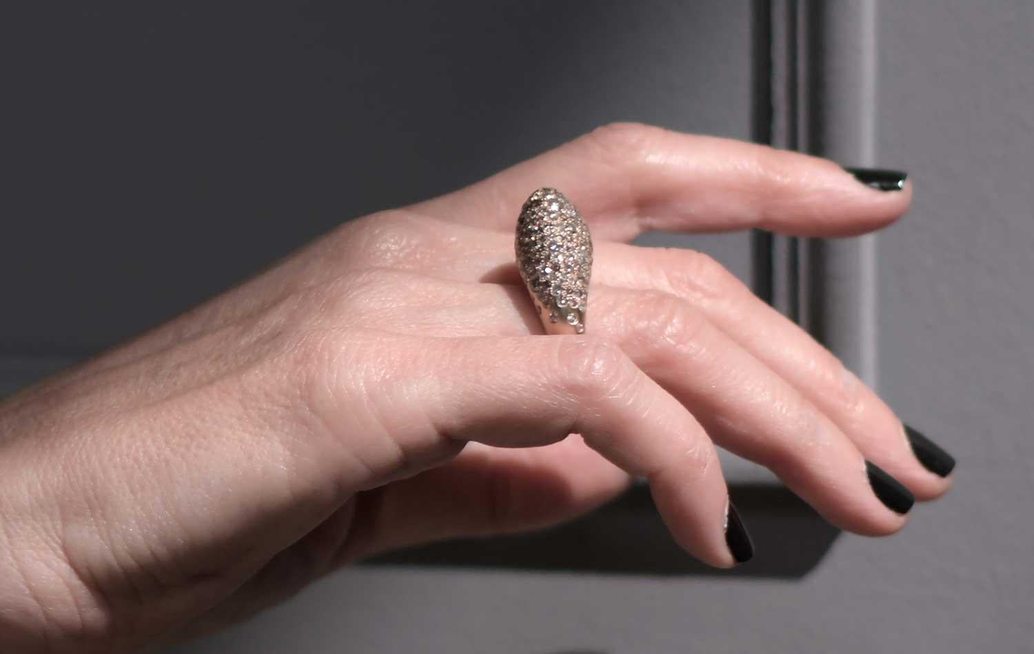 Der 'Fuse Rock' - Blast Ring ist ein Einzelstück mit grauen und braunen Diamanten. Ein Ring, der das perfekte Gleichgewicht repräsentiert. In einer Zeit, in der alles auf Messers Schneide steht, ist es unerlässlich, Haltung und Anmut zu zeigen und
