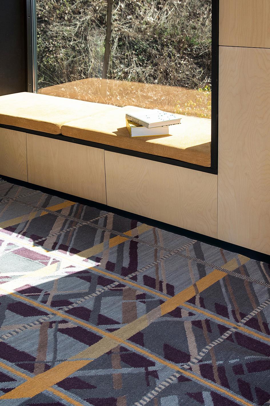 Tappeto Blåtime di Studio A
Dimensioni: L 200 x L 300 cm.
Materiali: Lana.

Disponibile in quattro dimensioni: 90 x 240 cm, 140 x 200 cm, 170 x 240 cm e 200 x 300 cm. Disponibile anche in misure personalizzate. I prezzi possono variare.