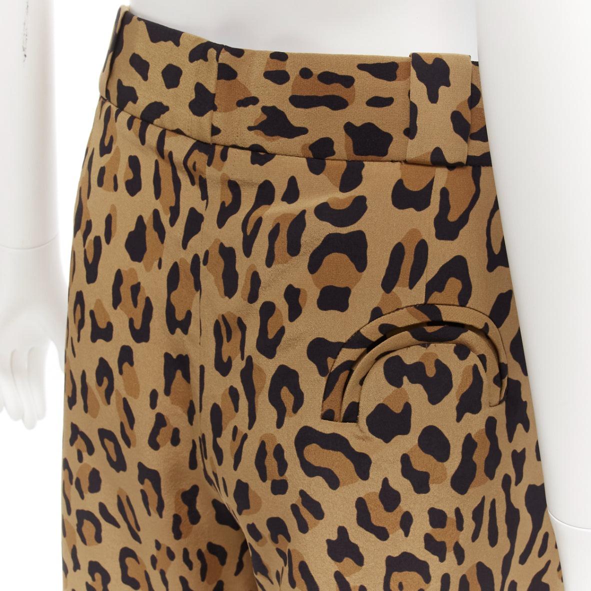 BLAZE MILANO 100% silk brown leopard print curved pocket shorts Sz. 1 S
Reference: NKLL/A00050
Brand: Blaze Milano
Material: Silk
Color: Brown
Pattern: Leopard
Closure: Zip Fly
Lining: Gold Fabric
Extra Details: Curved decorative pocket at