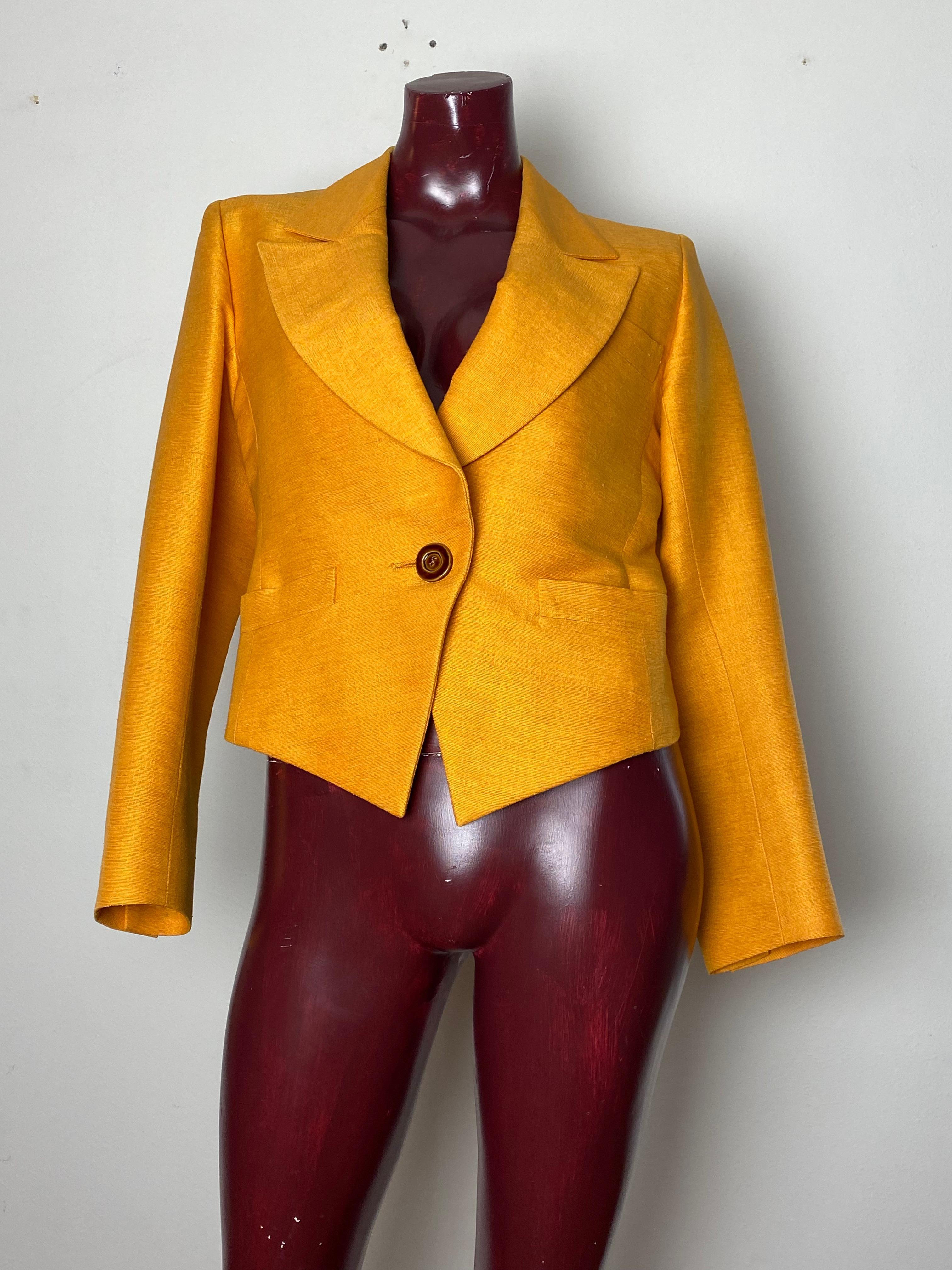 Vintage yellow single-button blazer with longer front points and lapel collar.
in very good condition YSL Rive Gauche silk cotton goes well with any outfit giving a touch of class .
Good vestibiity size unfortunately missing we think a French 36 as
