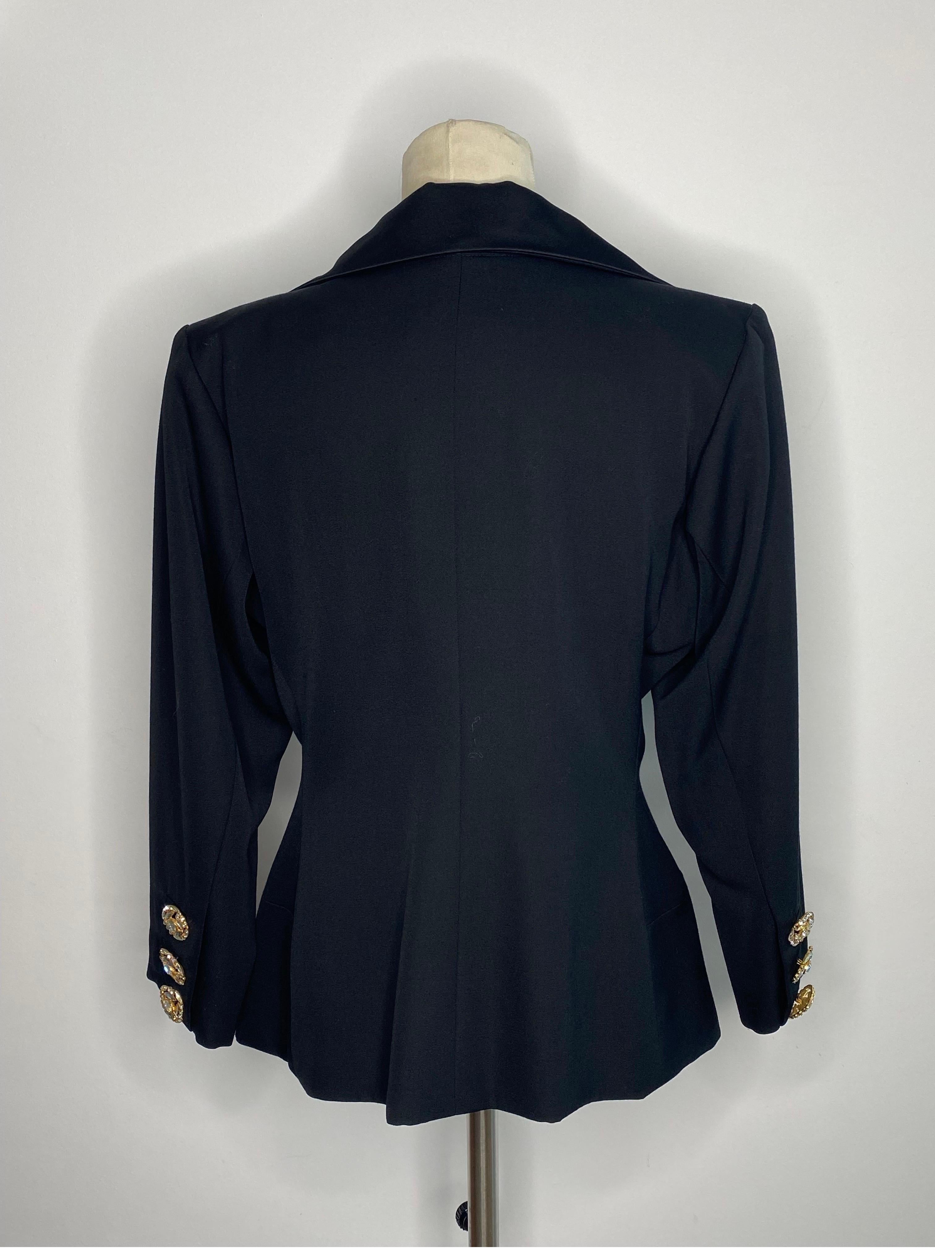 Rare Blazer Jewels Yves saint Laurent rive
Gauche (circa 90) .
Large collars and pockets with a rounded cutout.
3 imposing buttons decorated with stones of 5 cm each.
3 buttons on each sleeve (missing
2 small stones on 2 buttons.
Note, a micro hole