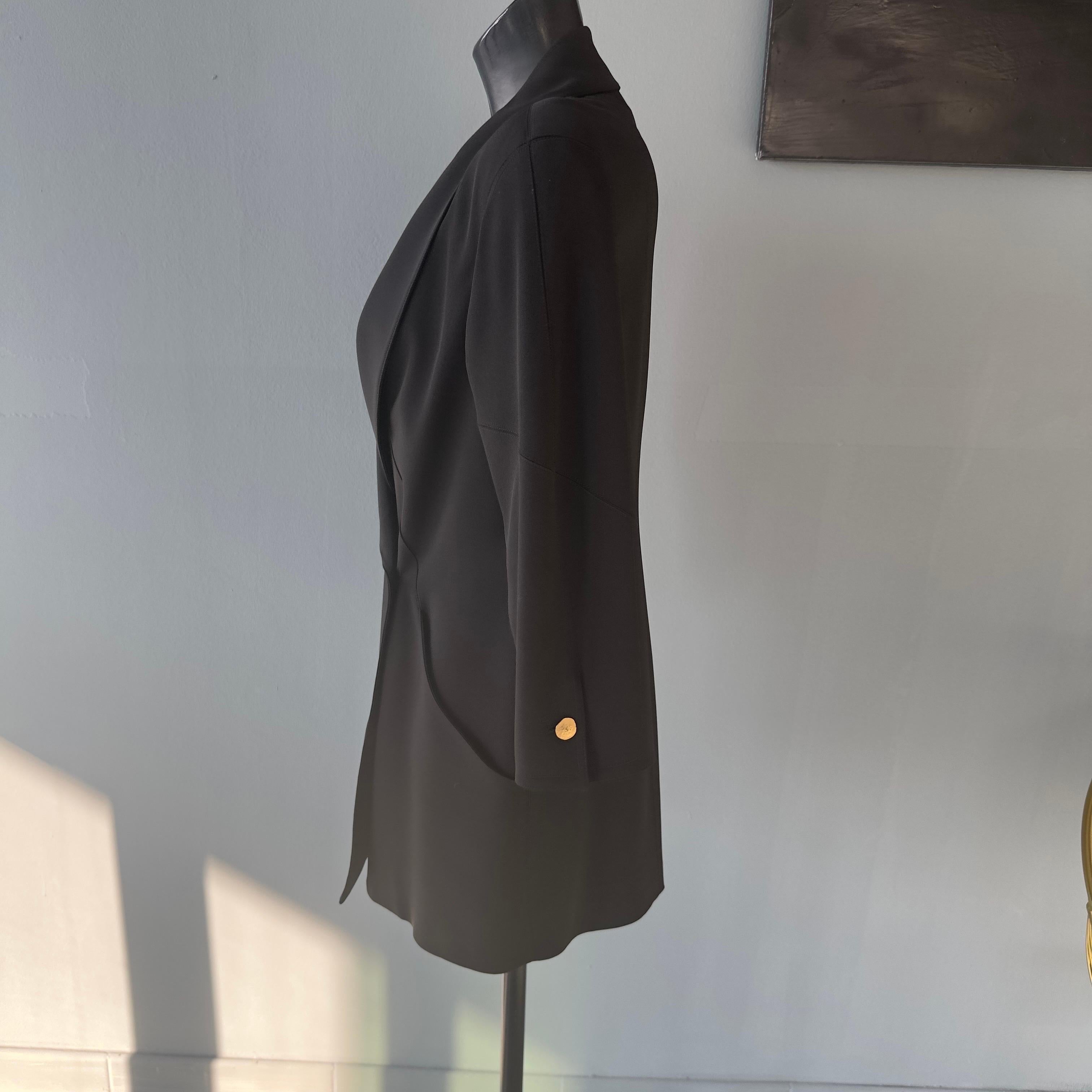 Blazer Claude Montana Paris doppiopetto nero con bottoni dorati. 
Spalla imbottita e tasche trasversali laterali. Linea comoda ed elegante con manica 3/4
Interno foderato
Taglia 44it
Misure:
Spalle 44cm
Manica 46cm
Petto 50cm
Lunghezza 76cm