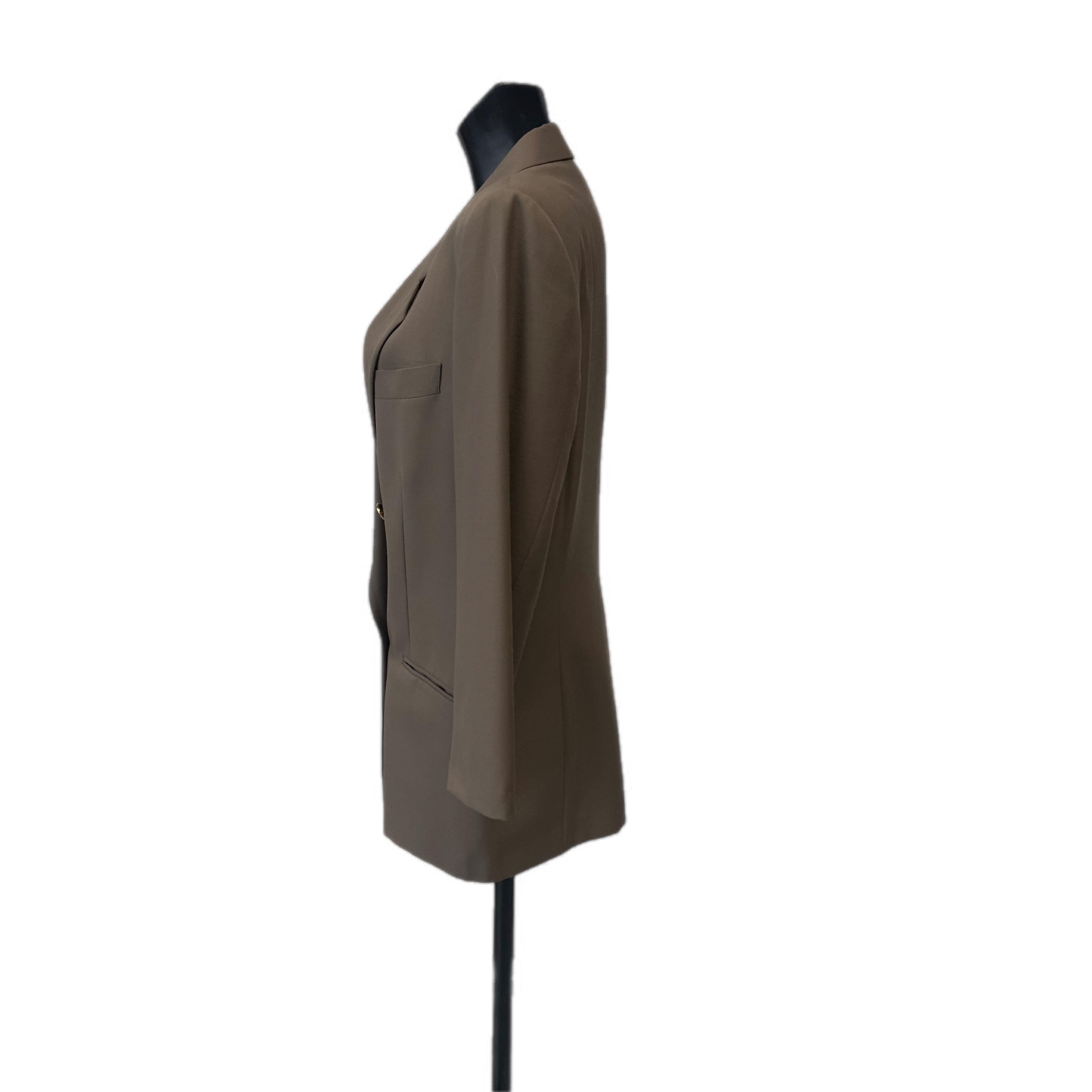 Genny double-breasted khaki colo blazer with gold buttons
3 front pockets, excellent condition, over fit
Also suitable for small sizes, worn over makes the look glamorous and sophisticated
Internally lined
Size 44 it
Measures:
Shoulders 46cm
Sleeve