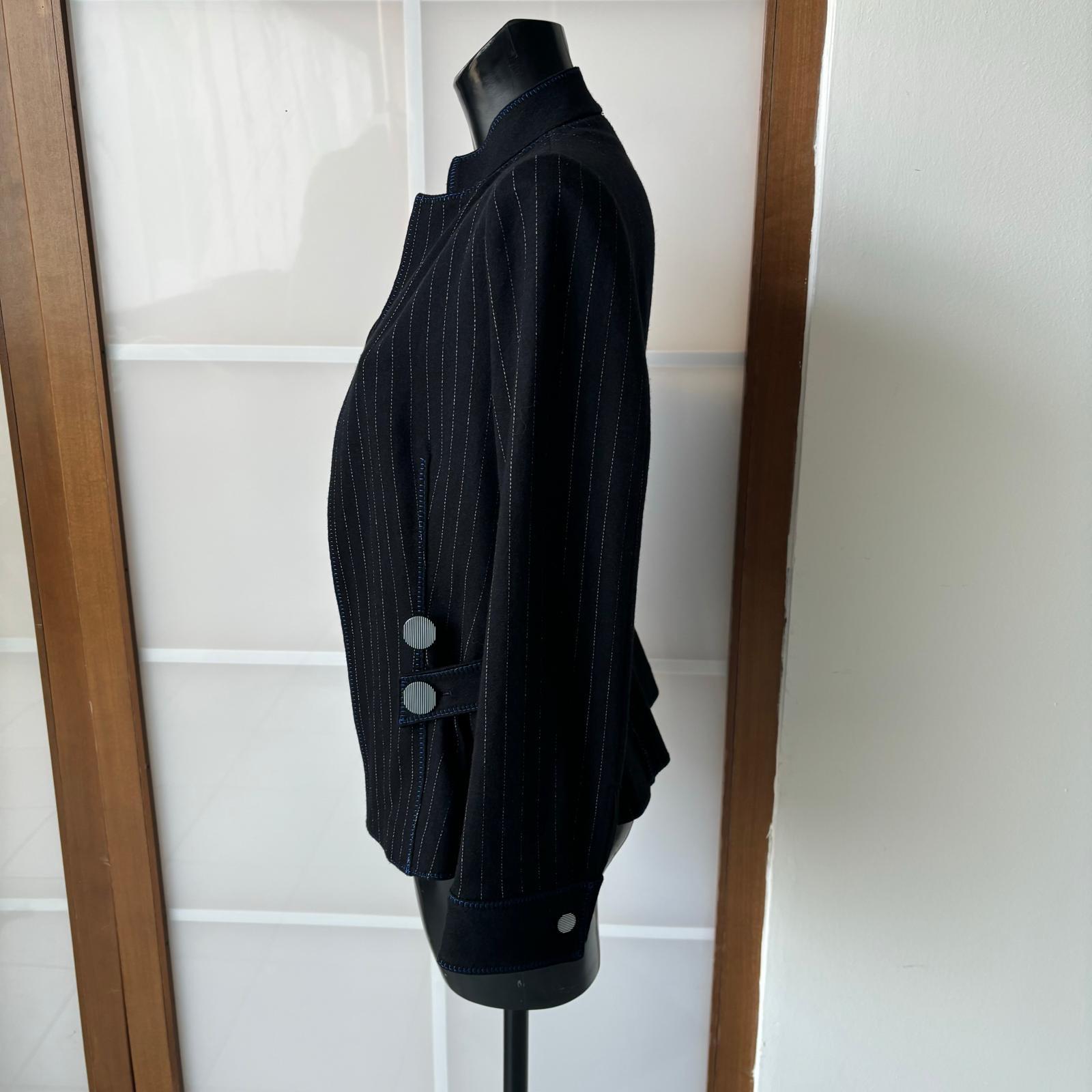 Giorgio Armani jacket size 42, very good condition
Classic cut without fasteners, also worn by structured cardigan, blue striped pattern making the look sophisticated and casual
On the back two straps that cross over
Measures:
Shoulders 42 cm
Manica