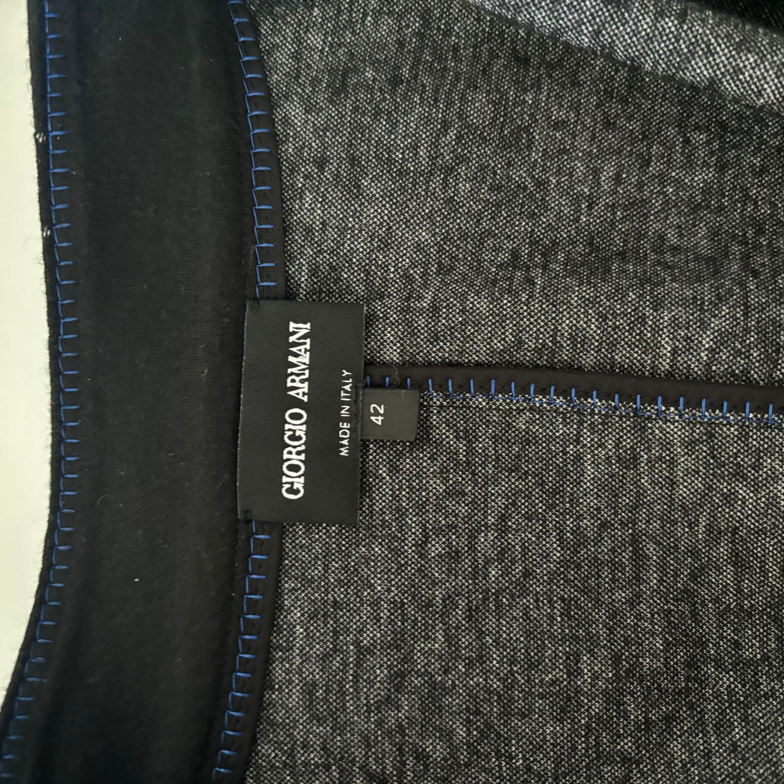 Women's or Men's Giorgio Armani blazer in excellent condition For Sale