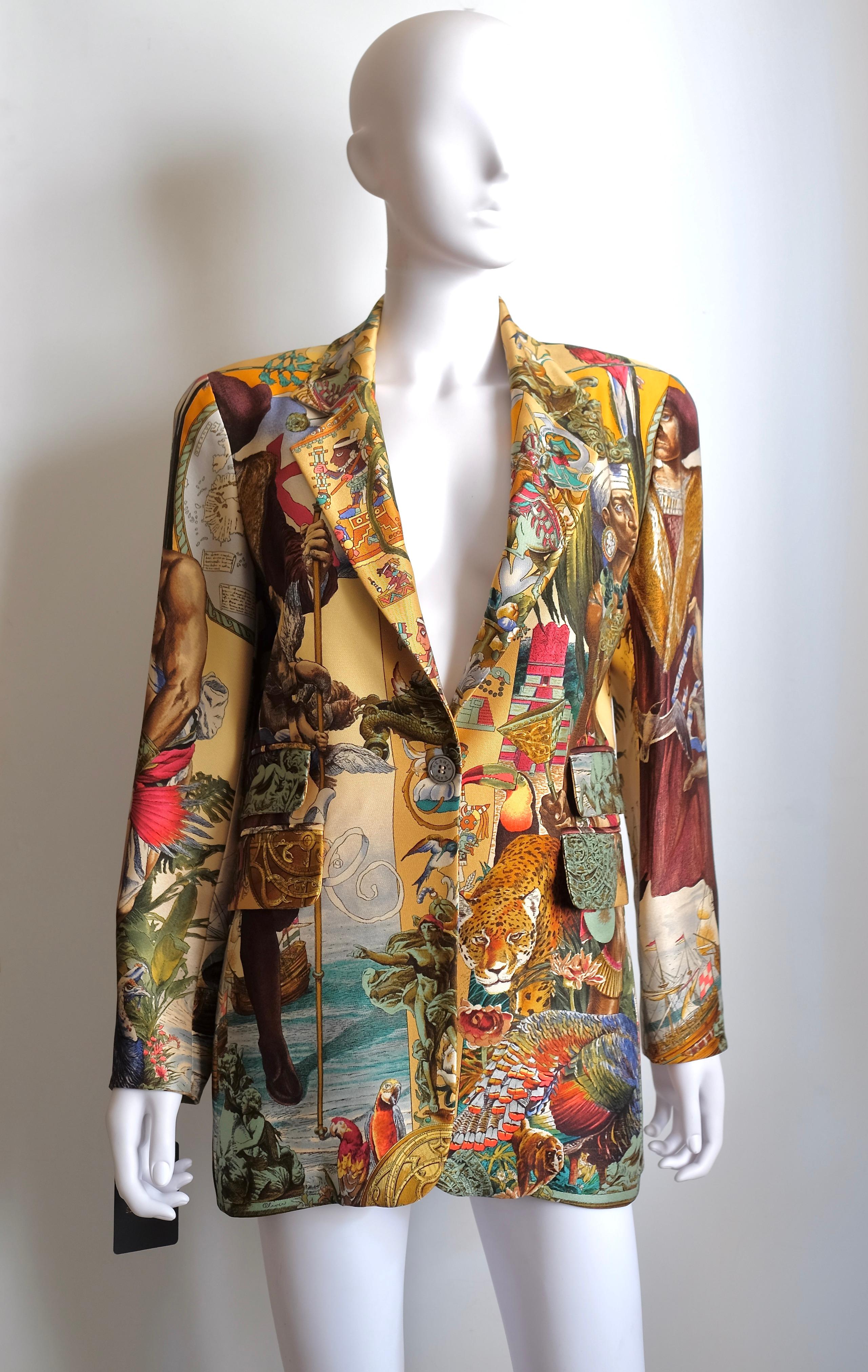 Hermès Vintage Selection by Corrado Luxury - Wir präsentieren Ihnen ein außergewöhnliches Stück, einen Blazer aus reiner Seide mit dem ikonischen 'Les Ameriques' Carré-Motiv, signiert vom Meister Oliver Kermit. Ein wahres Meisterwerk der