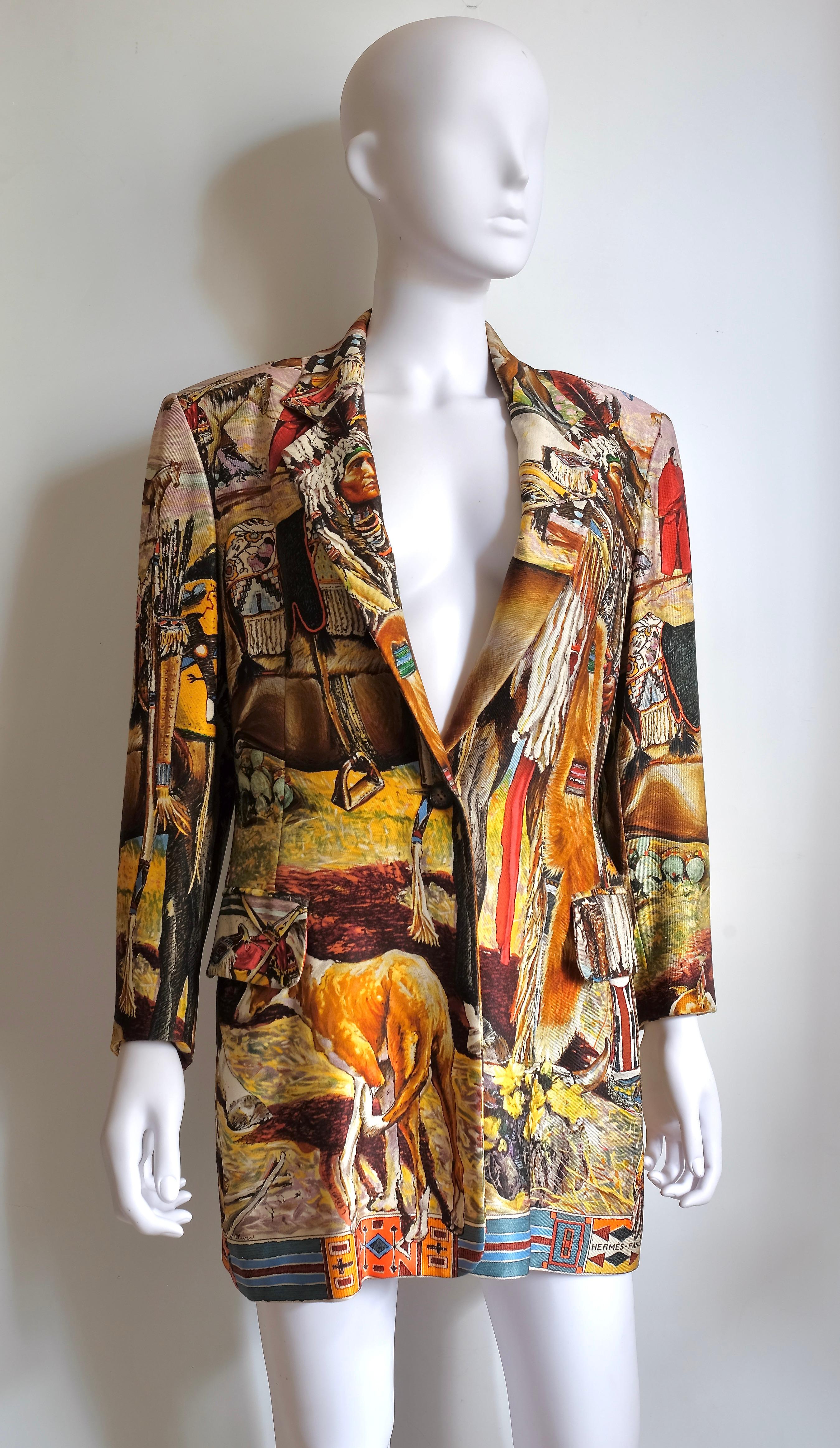 Hermès Vintage Selection by Corrado Luxury - Wir präsentieren Ihnen ein außergewöhnliches Stück, einen Blazer aus reiner Seide mit dem ikonischen 'Les Cheyennes' Carré Motiv des bedeutenden Designers Oliver Kermit (1993). Ein wahres Meisterwerk der