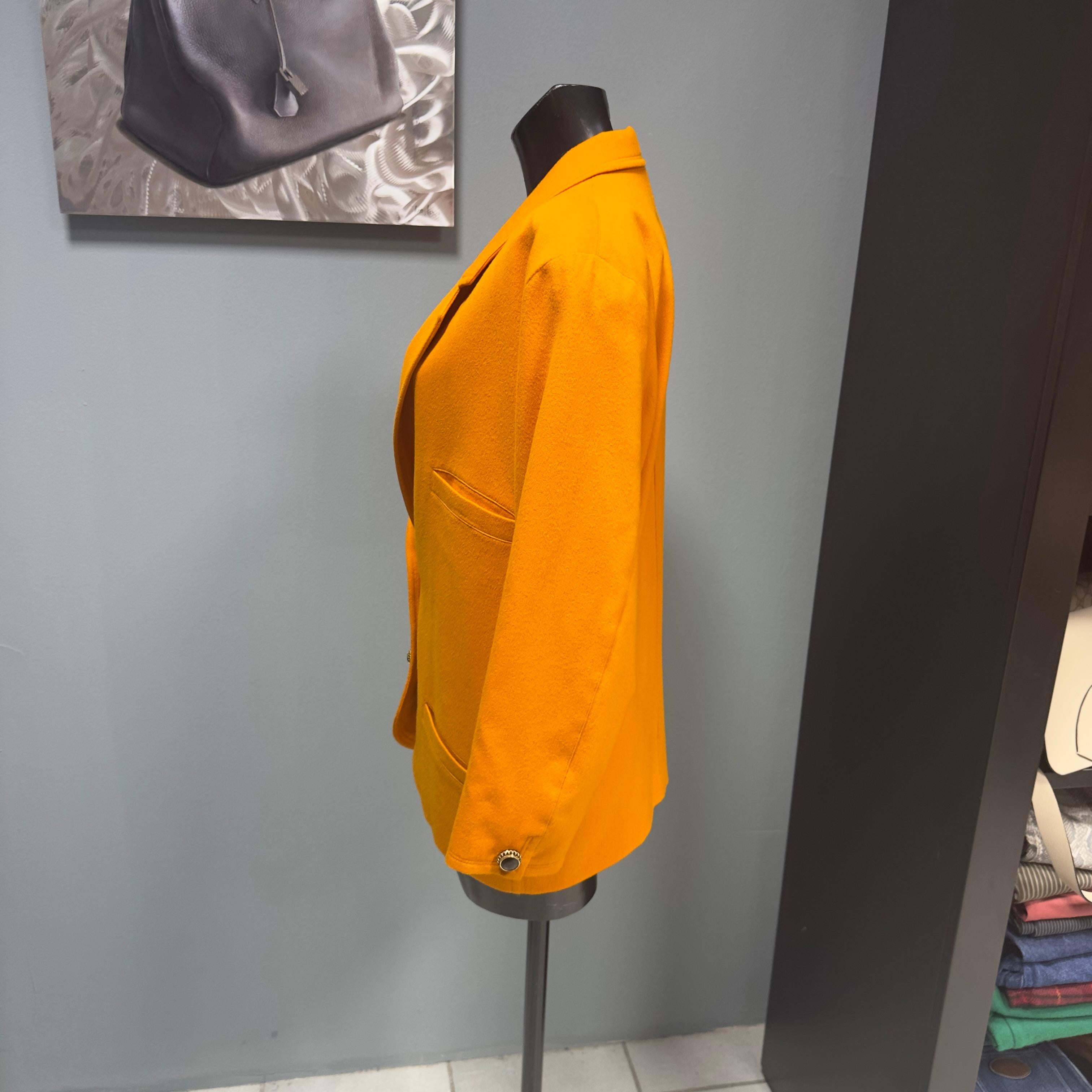 Gianni Versace blazer for Genny 1980s in excellent condition.
Goosebeak color, raglan shoulder, 3tasks, size 42 over model that can be worn from small to medium. Special black machined buttons give an elegant and refined touch
100% wool , with inner