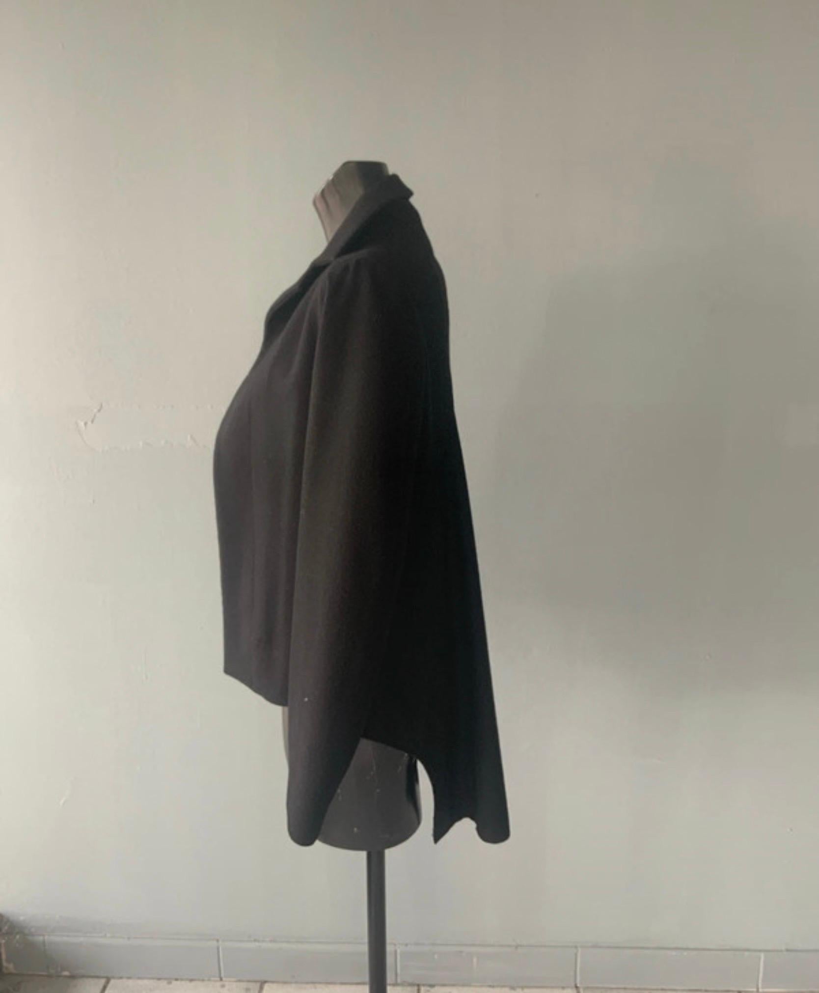 Blazer asimmetrico senza bottoni a Yohji Yamamoto.
Articolo vintage da collezione 
Taglia 3, in lana
Misure: 
spalle 42cm
manica 62cm
lunghezza parte corta 56cm
parte lunga 82cm
