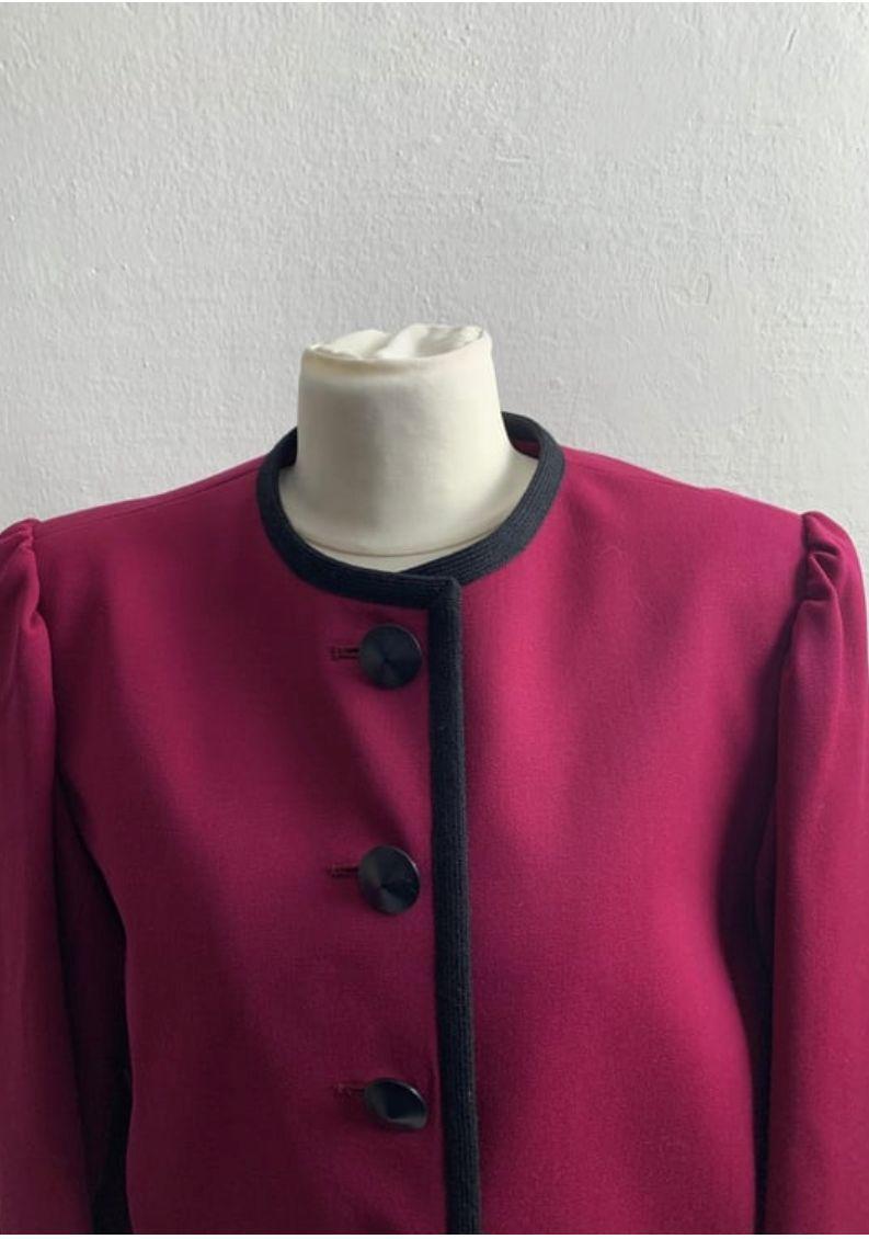 Blazer Yves Saint Laurent 1982 collection in fuchsia wool. Size 44 French. In very good condition.
 Shoulders 42 cm 
Sleeve 57 cm 
Breast 47 cm
 Waist 43 cm 
Length 50 cm