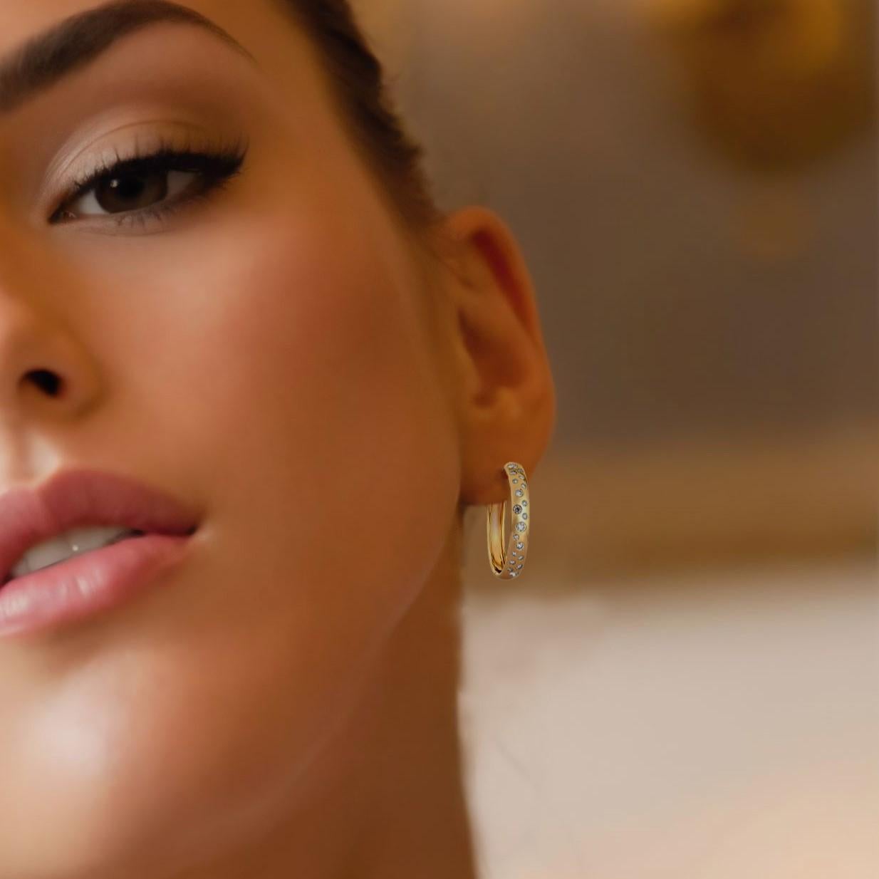Ces exquises boucles en or jaune 14 carats allient l'élégance intemporelle de diamants naturels à des saphirs multiples vibrants, dont le saphir rose et l'émeraude. D'un poids de 9,70 grammes, elles sont ornées de 0,80 carat de diamants taillés en