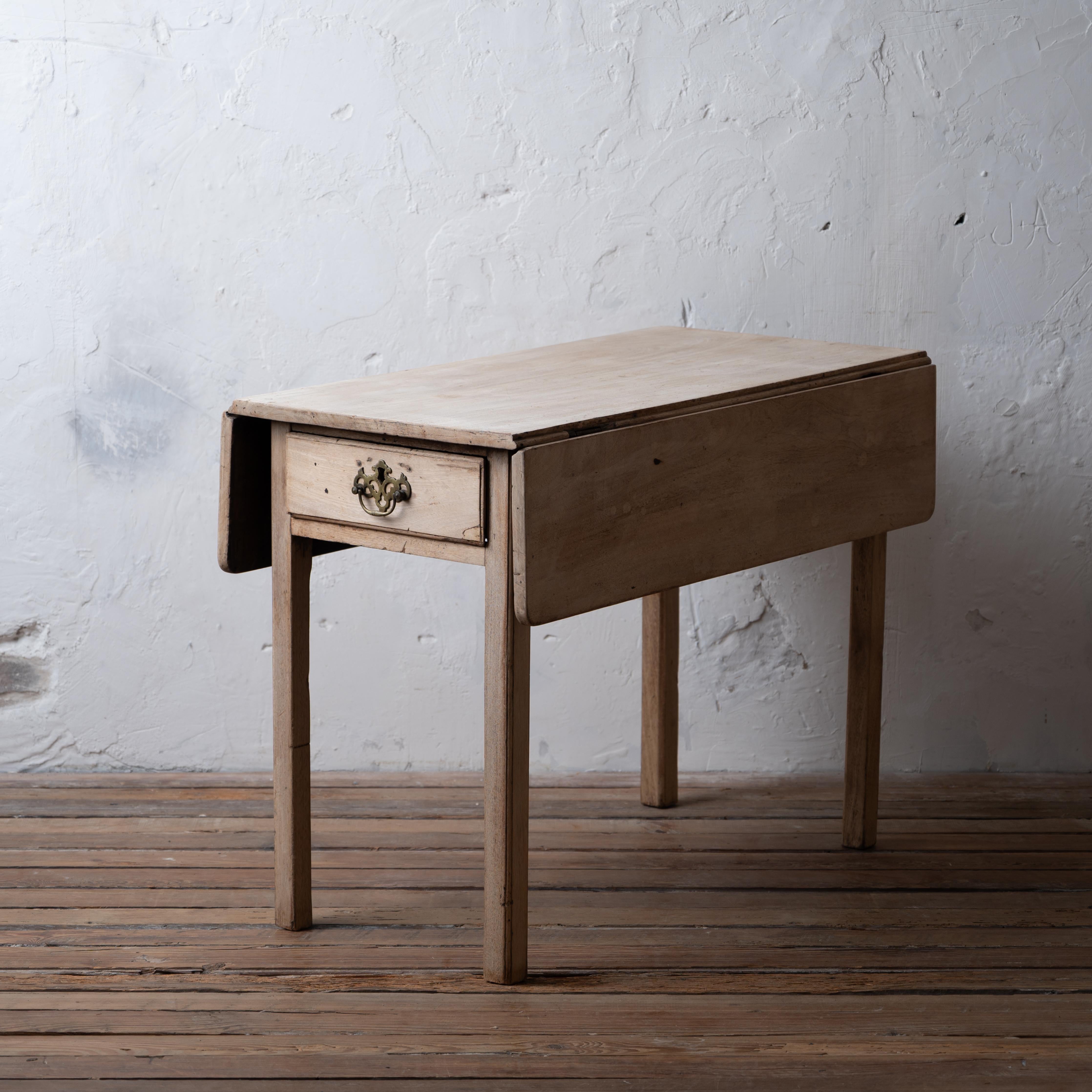 Une table pembroke blanchie de style Chippendale, vers 1770.



19 ½ pouces de largeur par 36 pouces de profondeur par 27 ¾ pouces de hauteur ; 

étendue de 35 ¼ pouces de large



