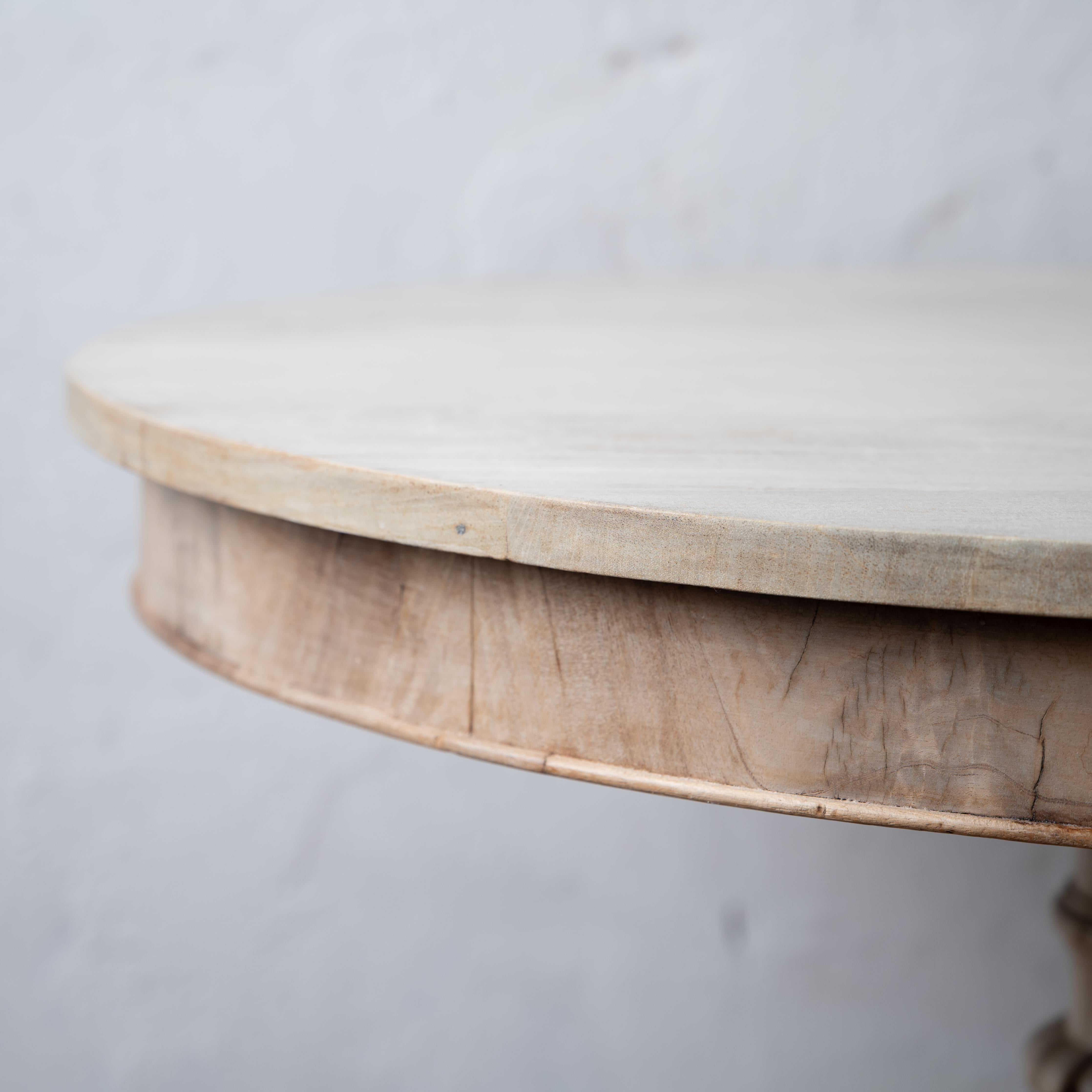 Table tripode à pieds en griffe blanchis, 19e siècle en vente 4