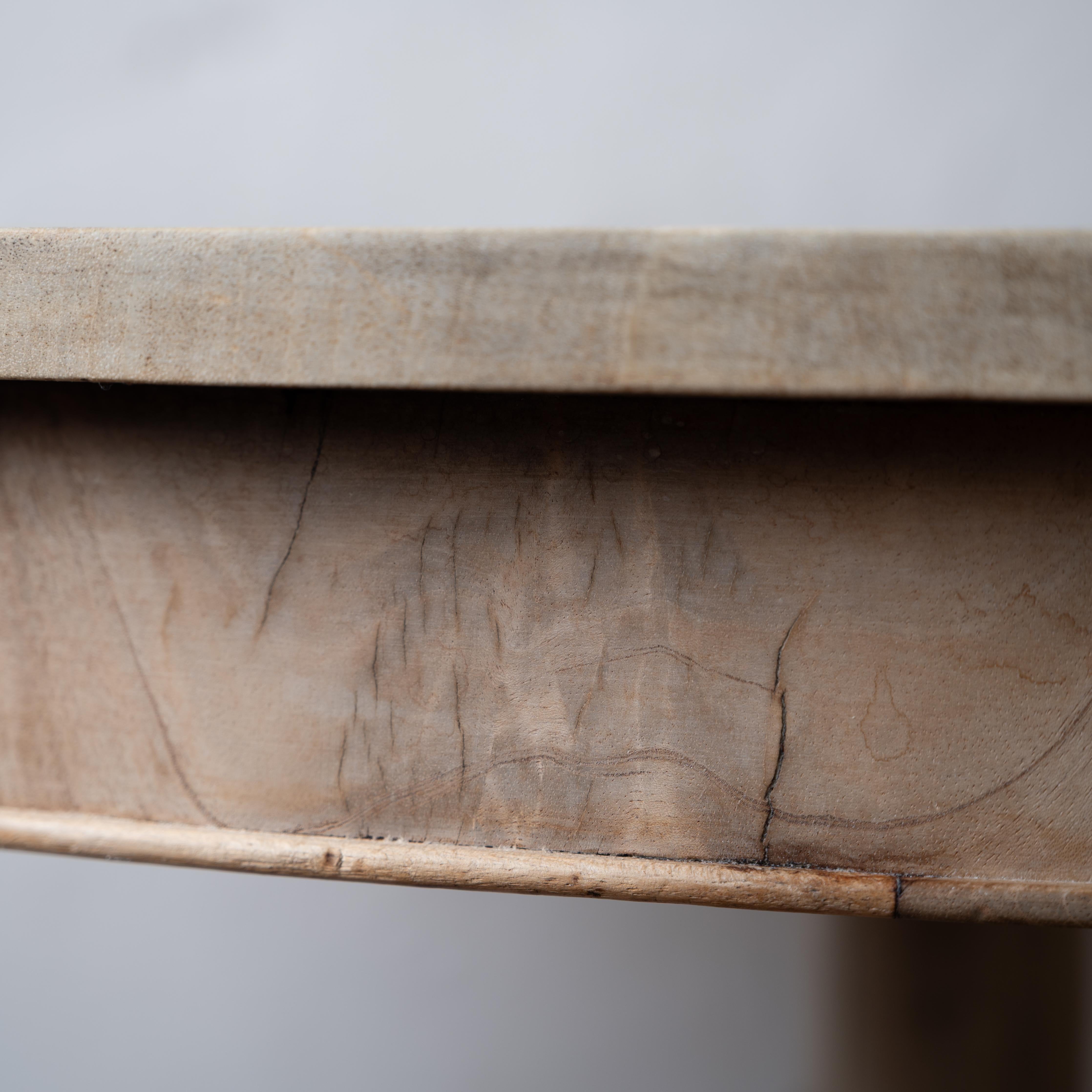 Table tripode à pieds en griffe blanchis, 19e siècle en vente 5