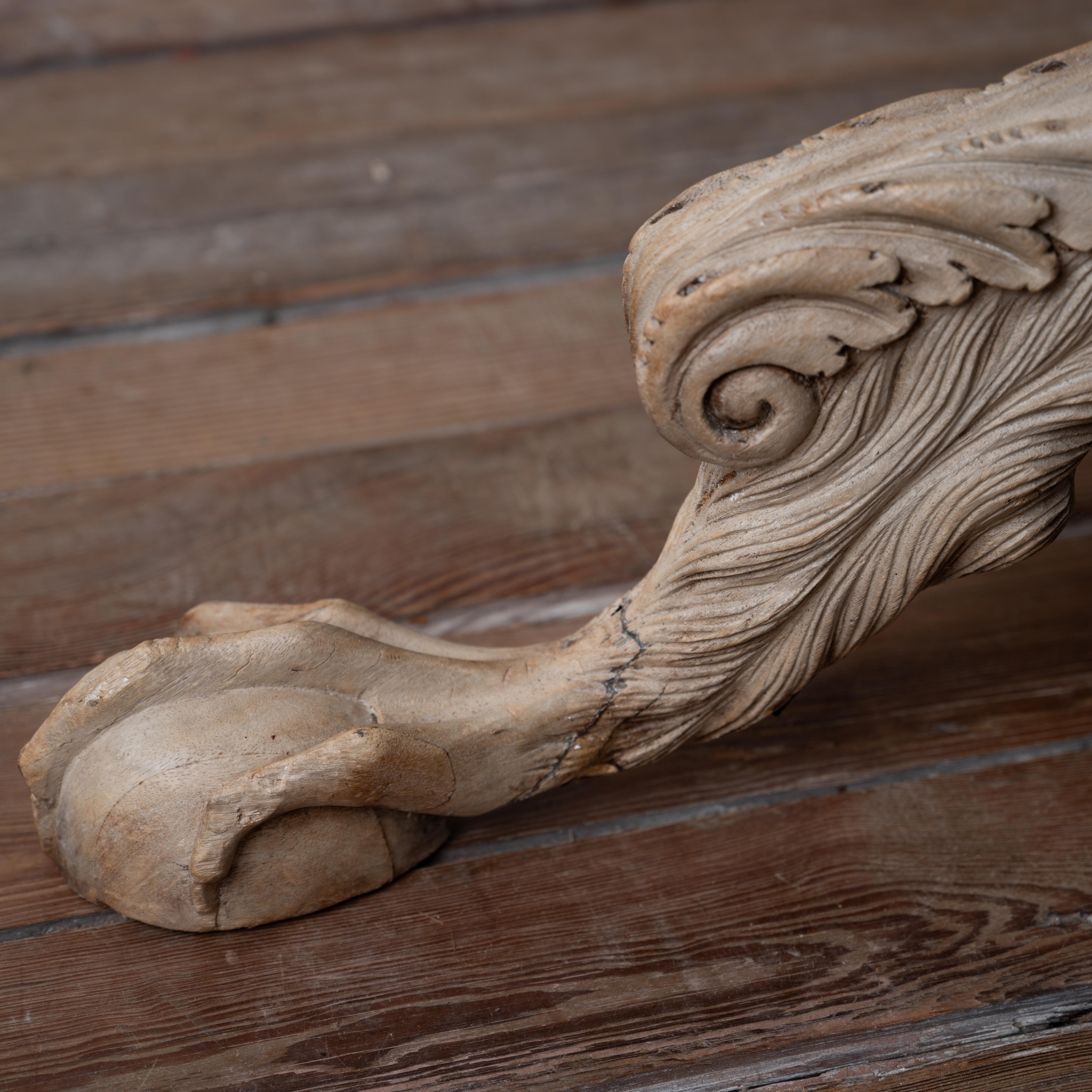 Table tripode à pieds en griffe blanchis, 19e siècle en vente 6